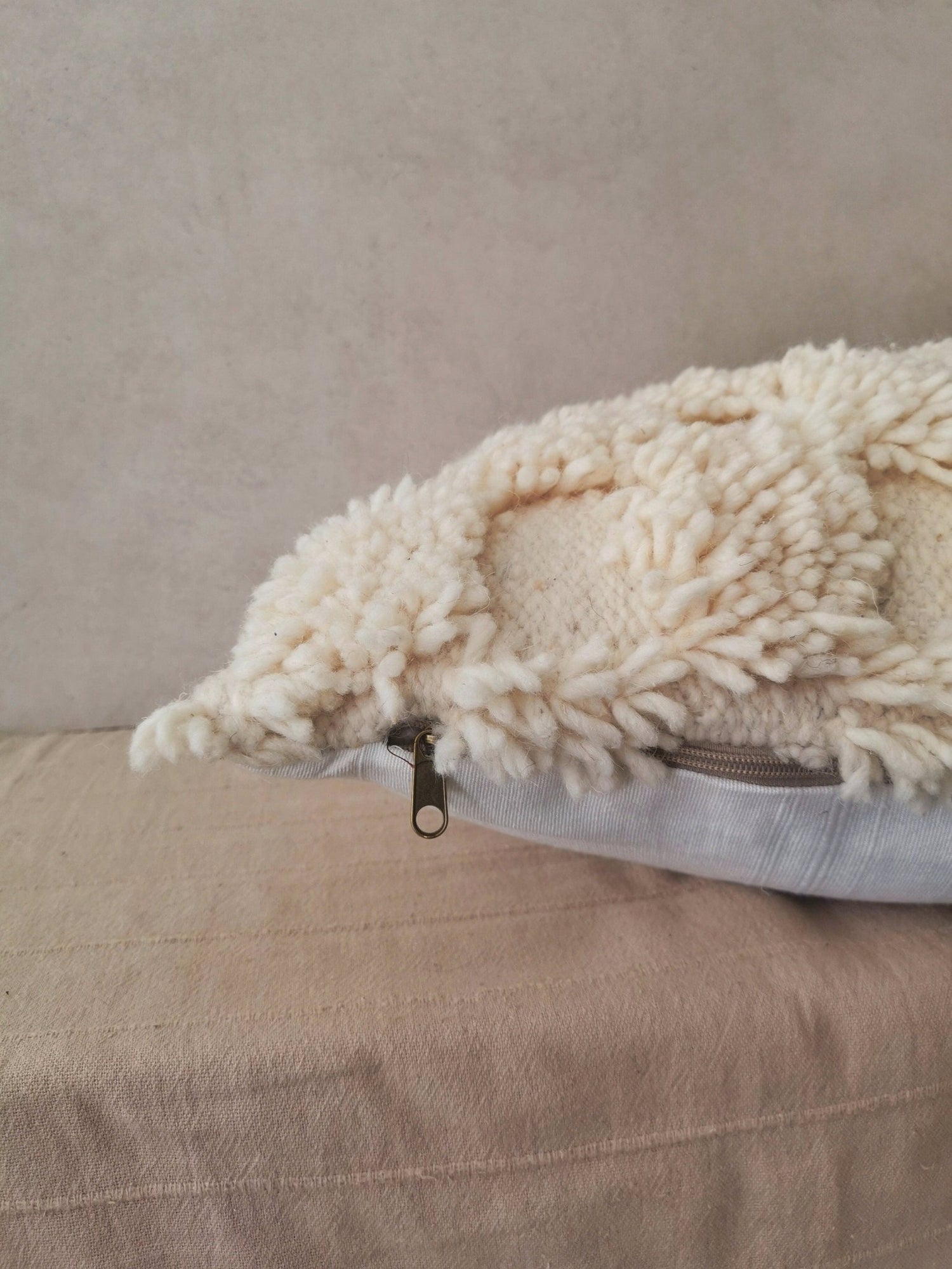 Boho Kissenbezug 60x40 cm aus Wolle, Kissen mit minimalistischem Design, Kissenhülle Checkered, Schachbrett Muster, Creme Farbe - CocosyBerlin