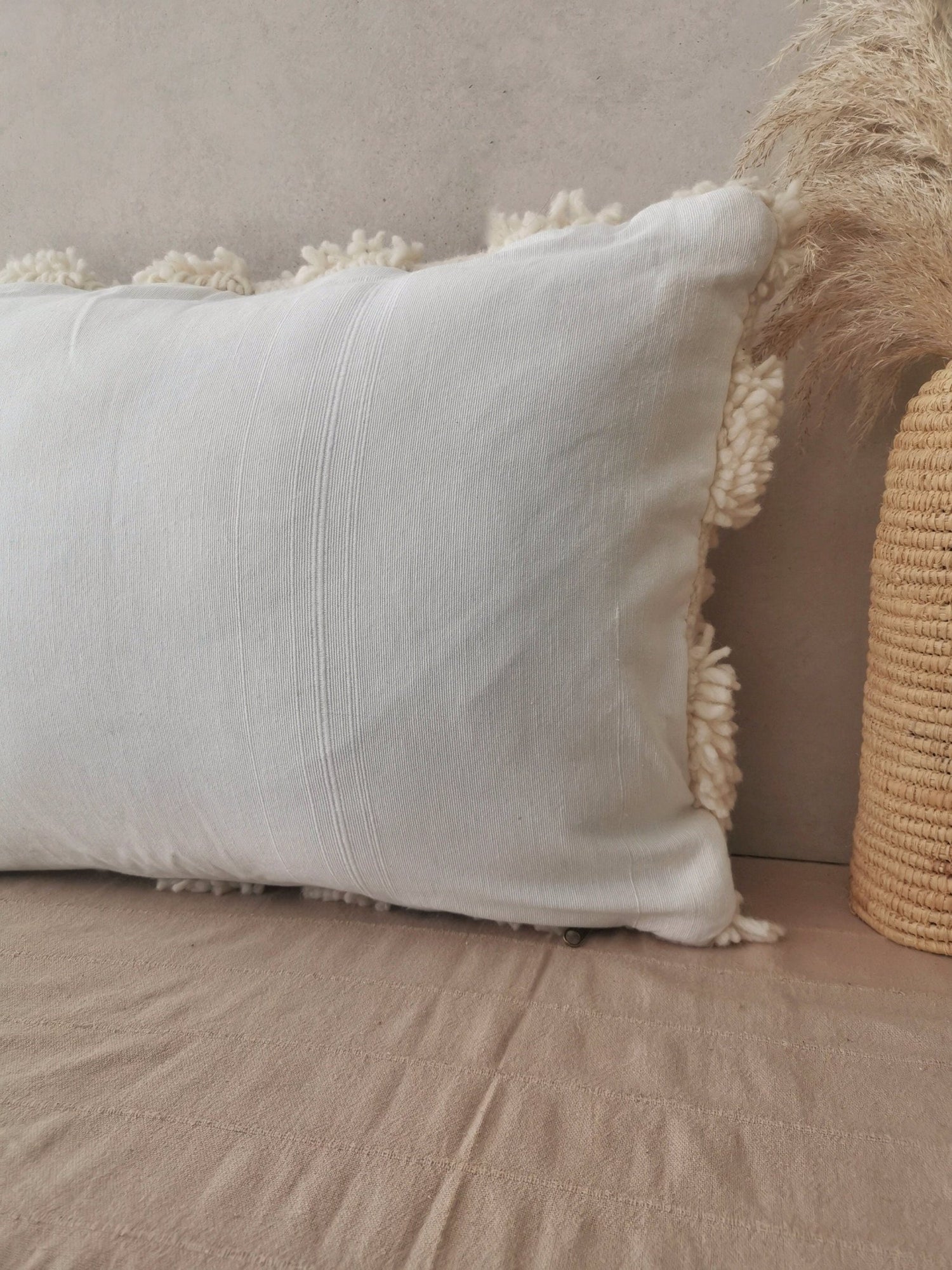 Boho Kissenbezug 60x40 cm aus Wolle, Kissen mit minimalistischem Design, Kissenhülle Checkered, Schachbrett Muster, Creme Farbe - CocosyBerlin