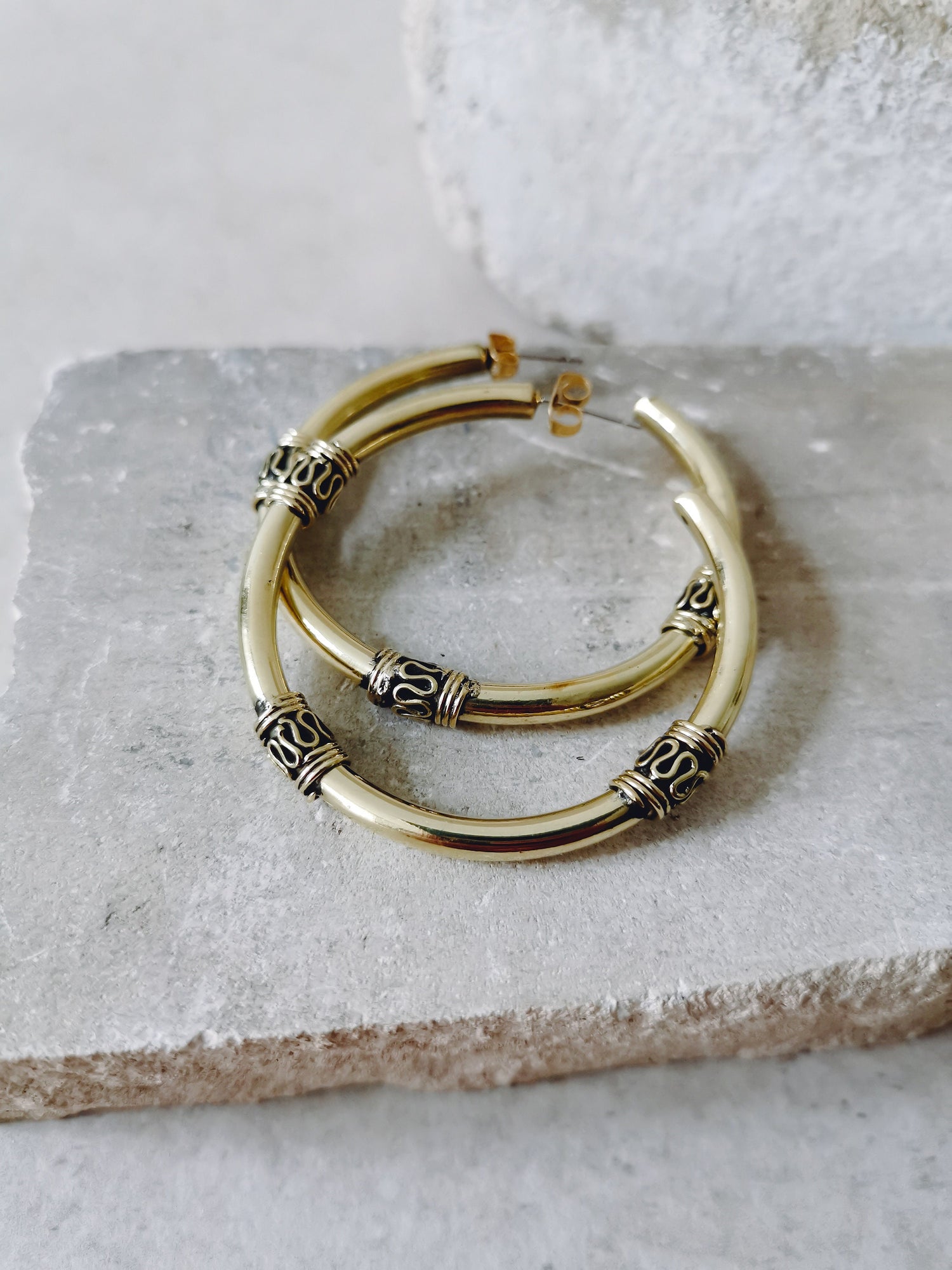 Boucles d'oreilles créoles Bali épaisses 30 mm, 40 mm, 50 mm, créoles larges minimalistes, boucles d'oreilles à tige ouvertes en laiton