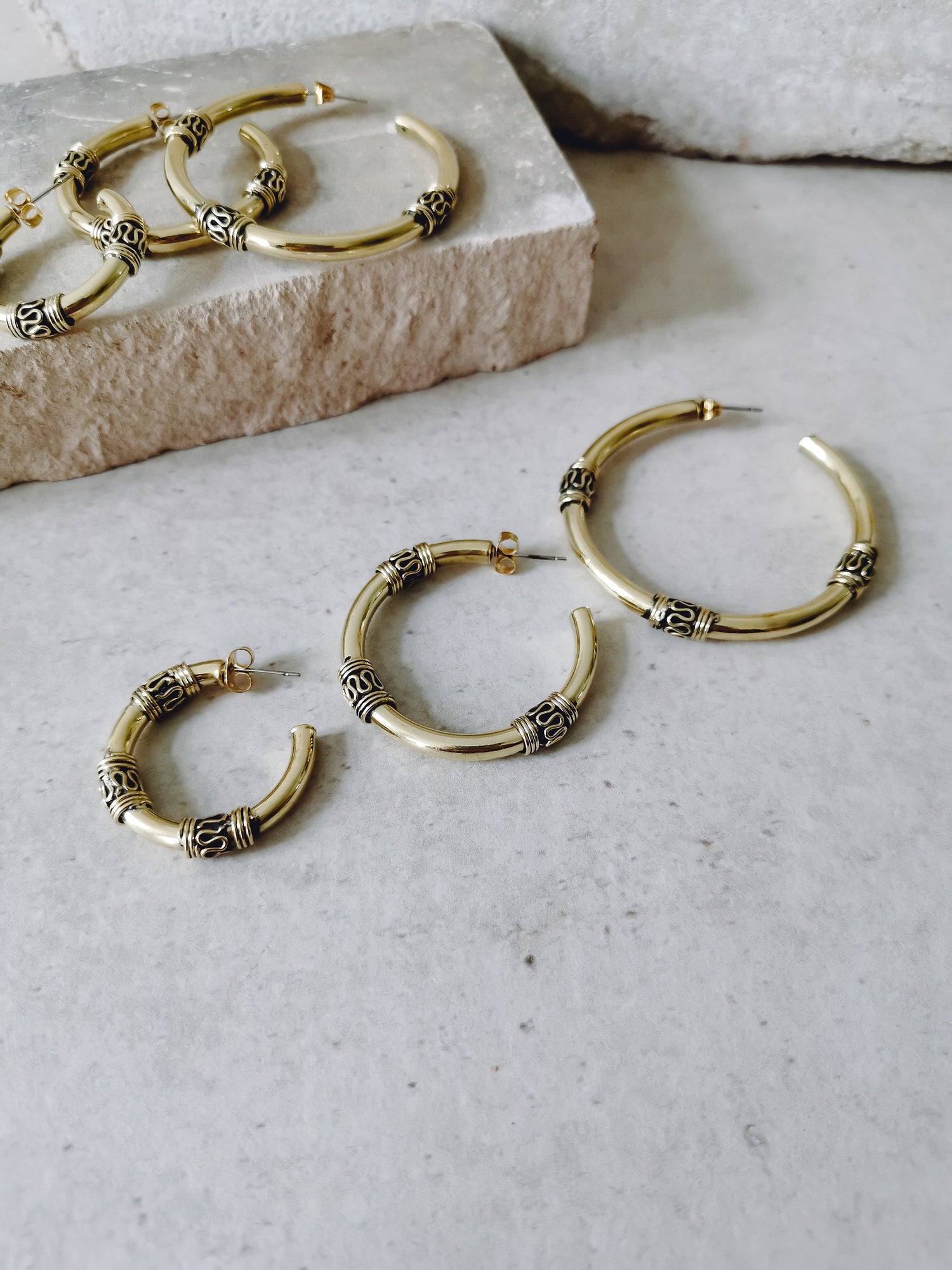 Boucles d'oreilles créoles Bali épaisses 30 mm, 40 mm, 50 mm, créoles larges minimalistes, boucles d'oreilles à tige ouvertes en laiton