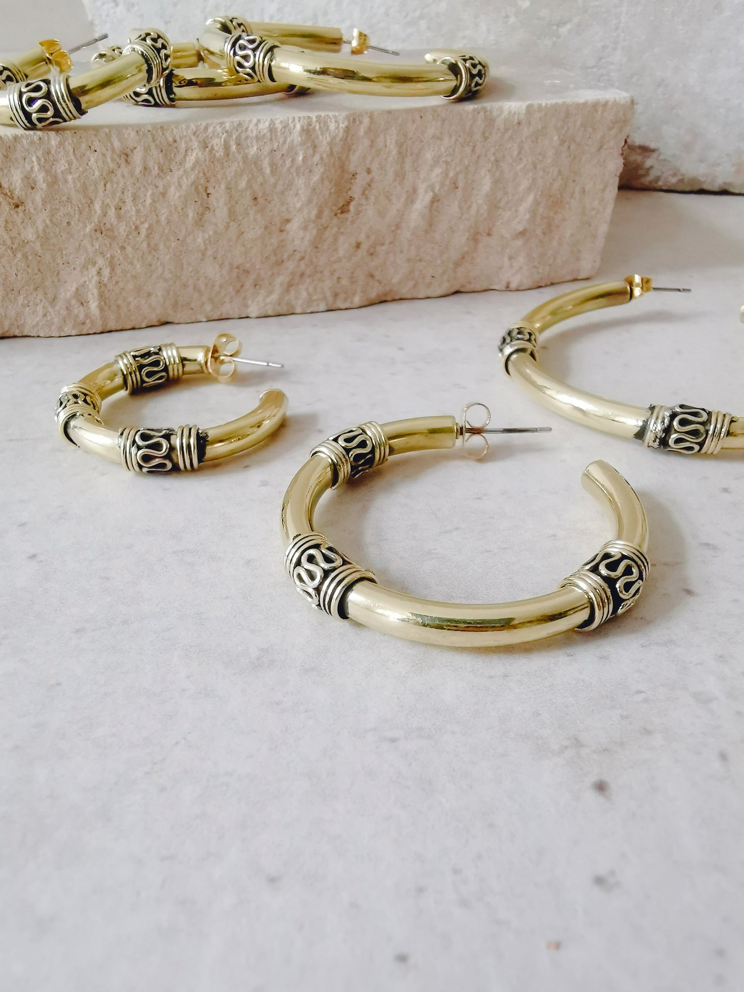 Boucles d'oreilles créoles Bali épaisses 30 mm, 40 mm, 50 mm, créoles larges minimalistes, boucles d'oreilles à tige ouvertes en laiton