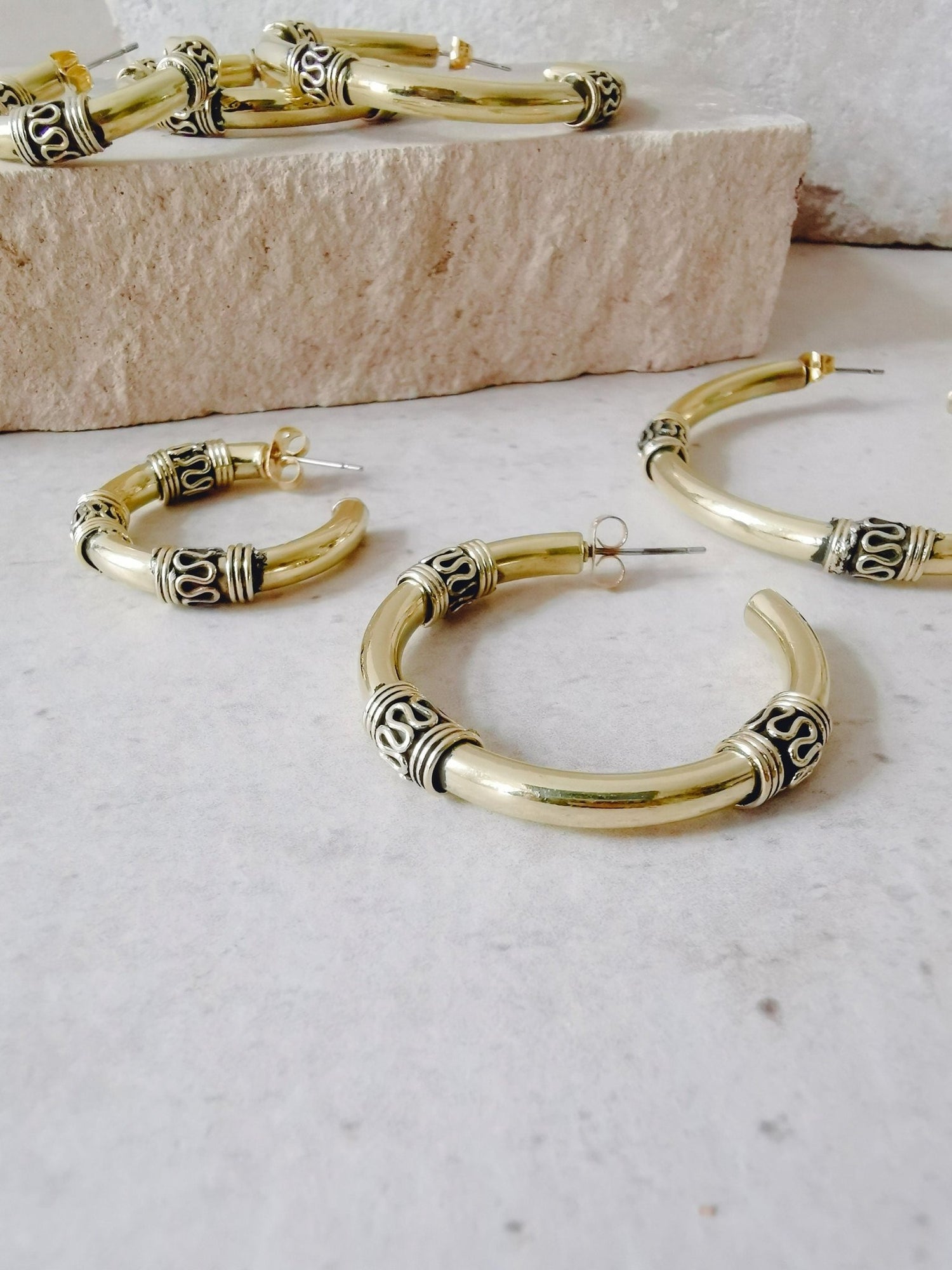 Chunky Bali Creolen 30mm, 40mm, 50mm, Minimalistische breite Creolen, offene Ohrstecker Creolen aus Messing - CocosyBerlin