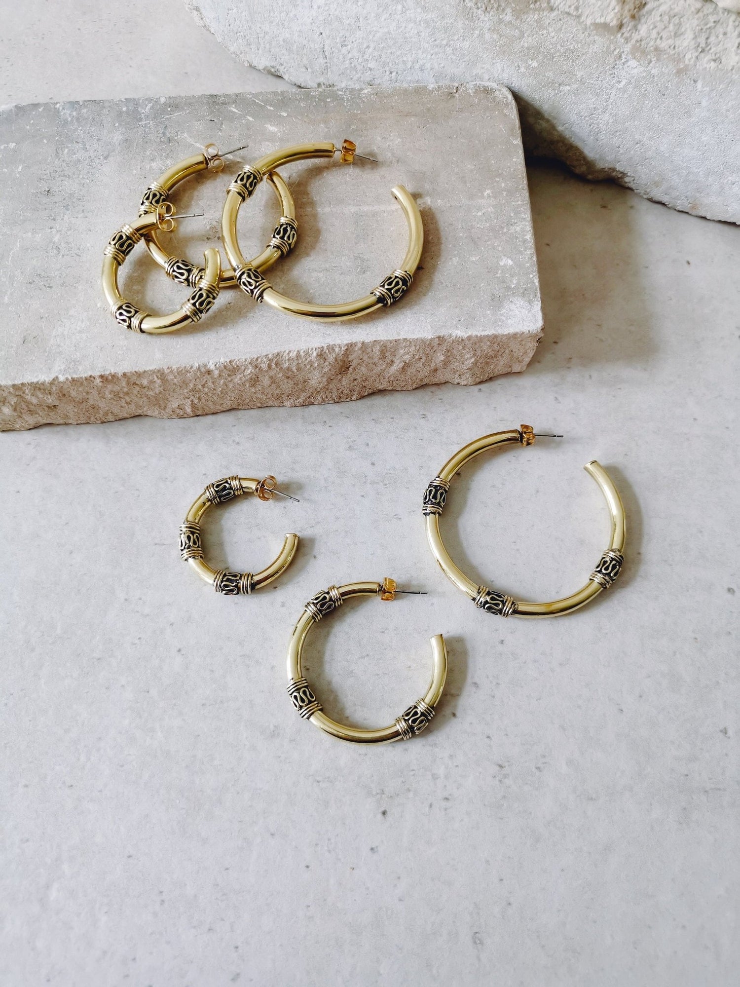 Chunky Bali Creolen 30mm, 40mm, 50mm, Minimalistische breite Creolen, offene Ohrstecker Creolen aus Messing - CocosyBerlin