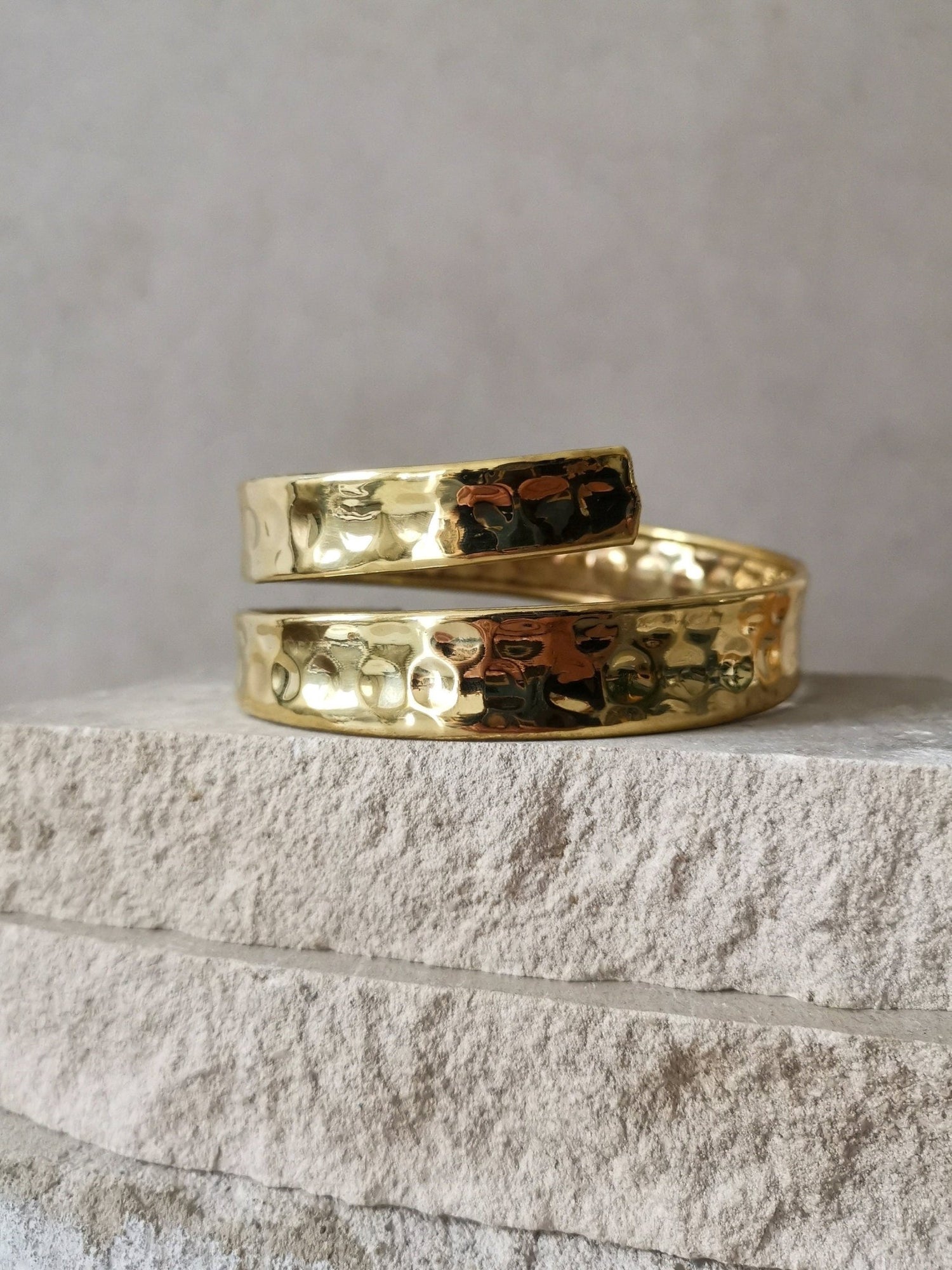 Oberarmreif aus goldenem Messing, Boho Oberarm Manschette breit gold , Oberarmreif gehämmert - CocosyBerlin