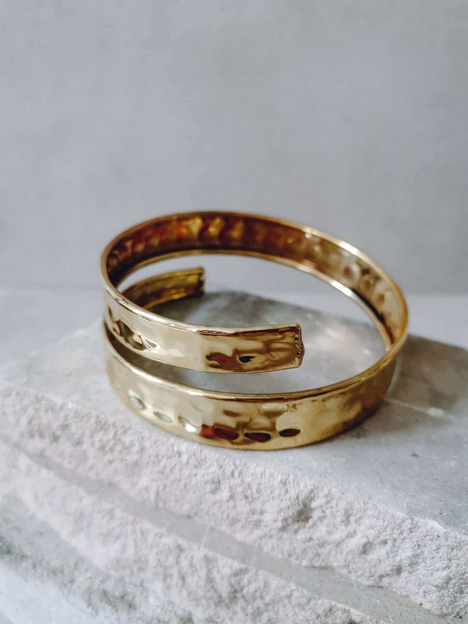 Oberarmreif aus goldenem Messing, Boho Oberarm Manschette breit gold , Oberarmreif gehämmert - CocosyBerlin