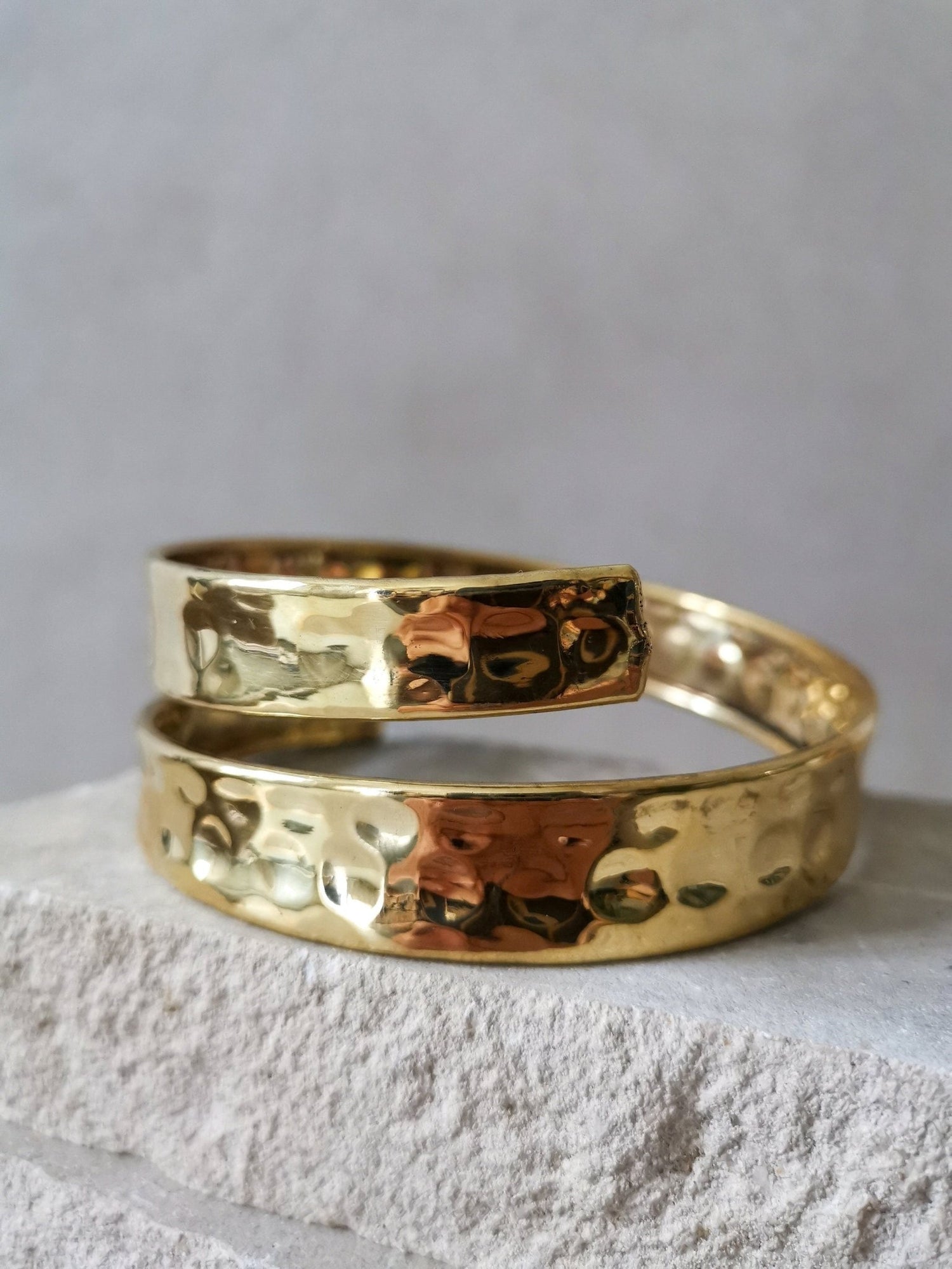 Oberarmreif aus goldenem Messing, Boho Oberarm Manschette breit gold , Oberarmreif gehämmert - CocosyBerlin