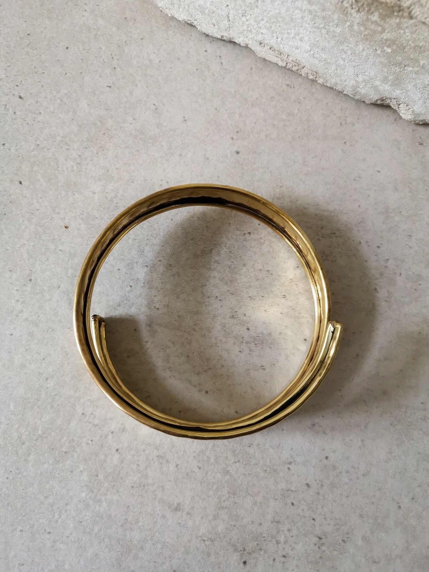Oberarmreif aus goldenem Messing, Boho Oberarm Manschette breit gold , Oberarmreif gehämmert - CocosyBerlin