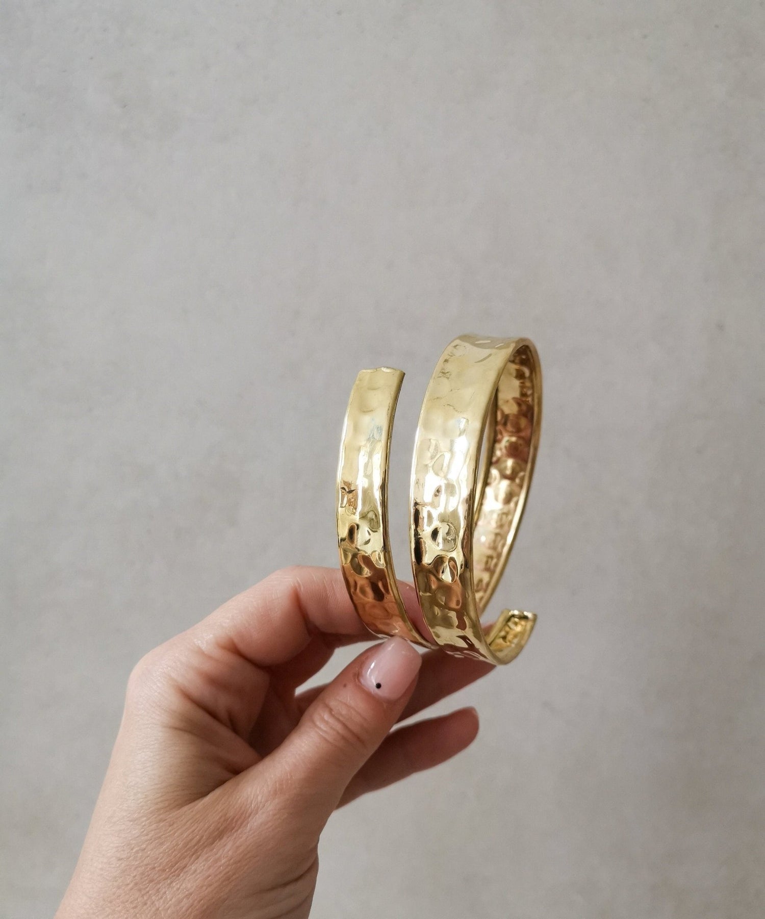 Oberarmreif aus goldenem Messing, Boho Oberarm Manschette breit gold , Oberarmreif gehämmert - CocosyBerlin