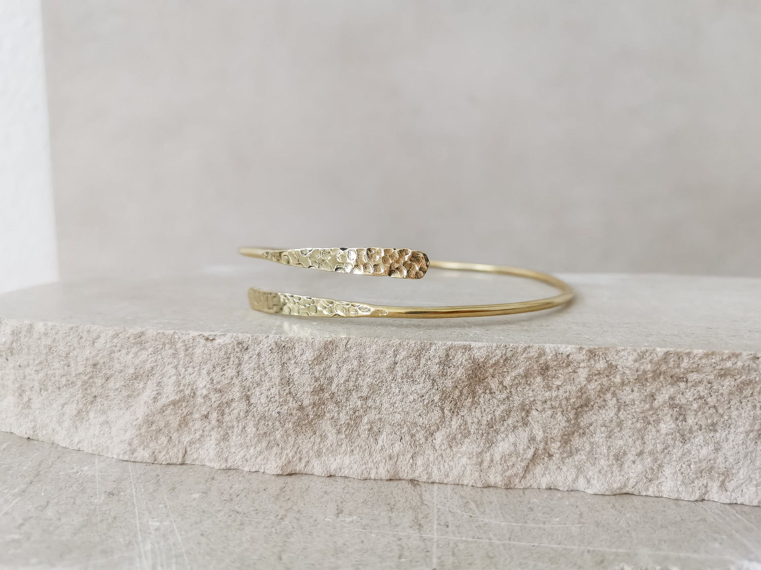 Goldener verstellbarer Oberarmreif, gehämmert strukturiert, Oberarm Armreif aus Messing, schlicht minimalistisch, Oberarm Armband