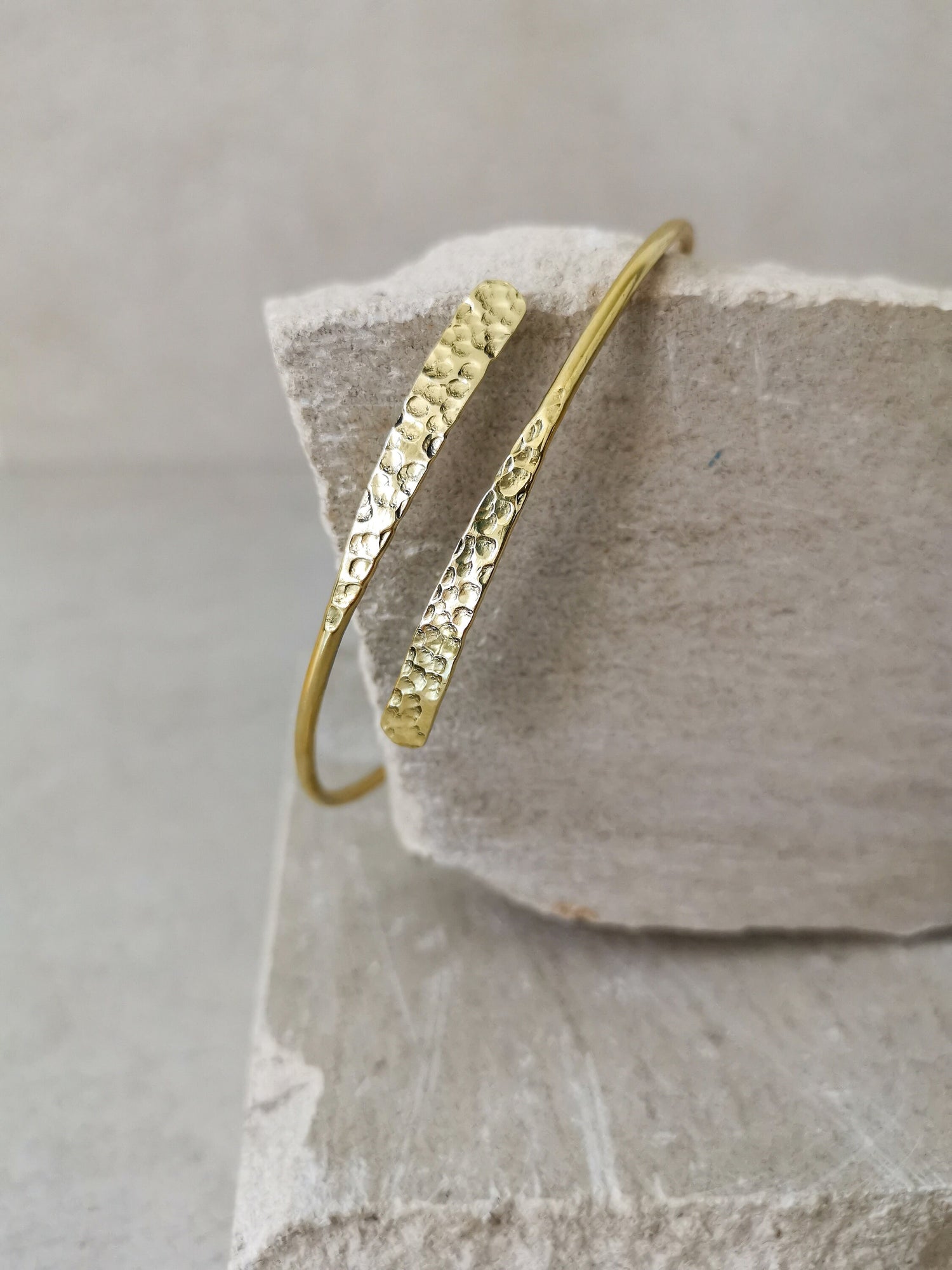 Goldener verstellbarer Oberarmreif, gehämmert strukturiert, Oberarm Armreif aus Messing, schlicht minimalistisch, Oberarm Armband