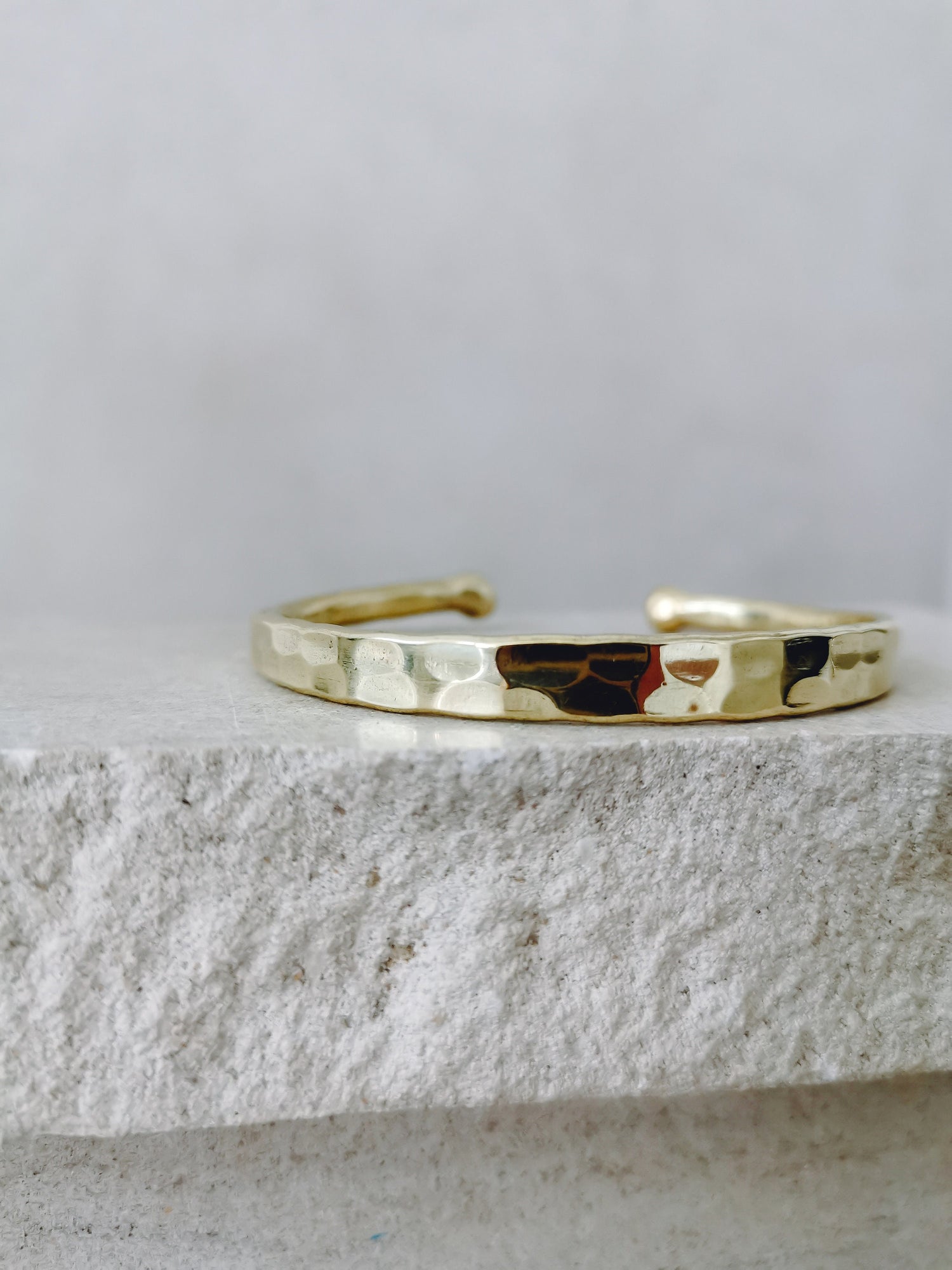 Breites Armband aus goldenem Messing verstellbar, Armreif aus massivem Messing gold gehämmert, Stapelarmreif