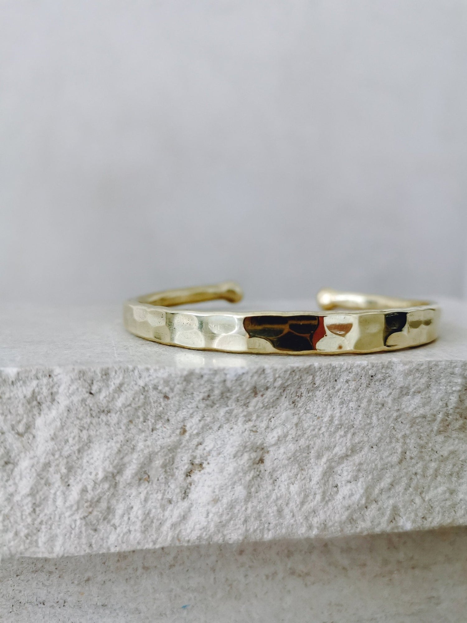 Breites Armband aus goldenem Messing verstellbar, Armreif aus massivem Messing gold gehämmert, Stapelarmreif - CocosyBerlin