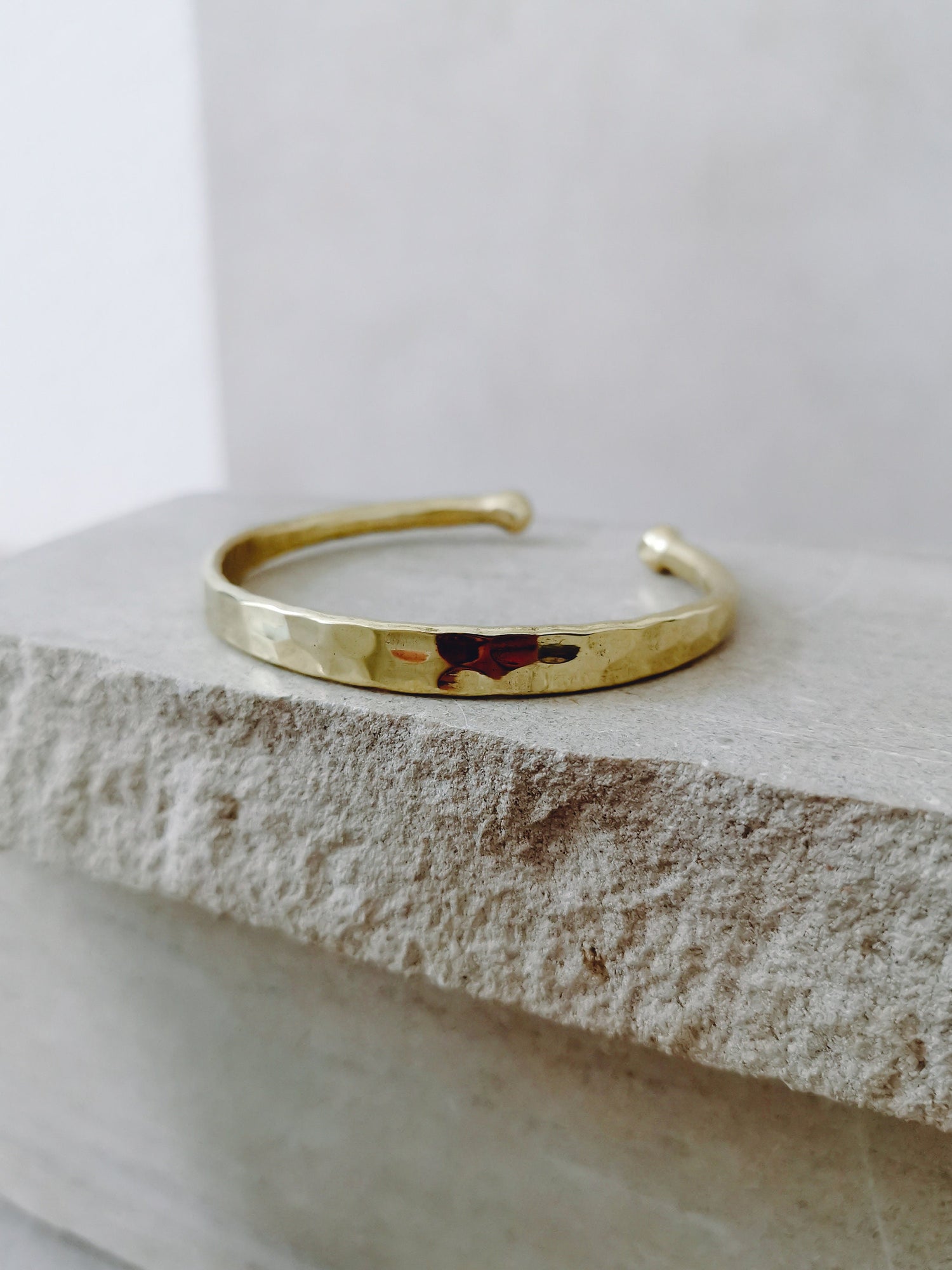 Breites Armband aus goldenem Messing verstellbar, Armreif aus massivem Messing gold gehämmert, Stapelarmreif