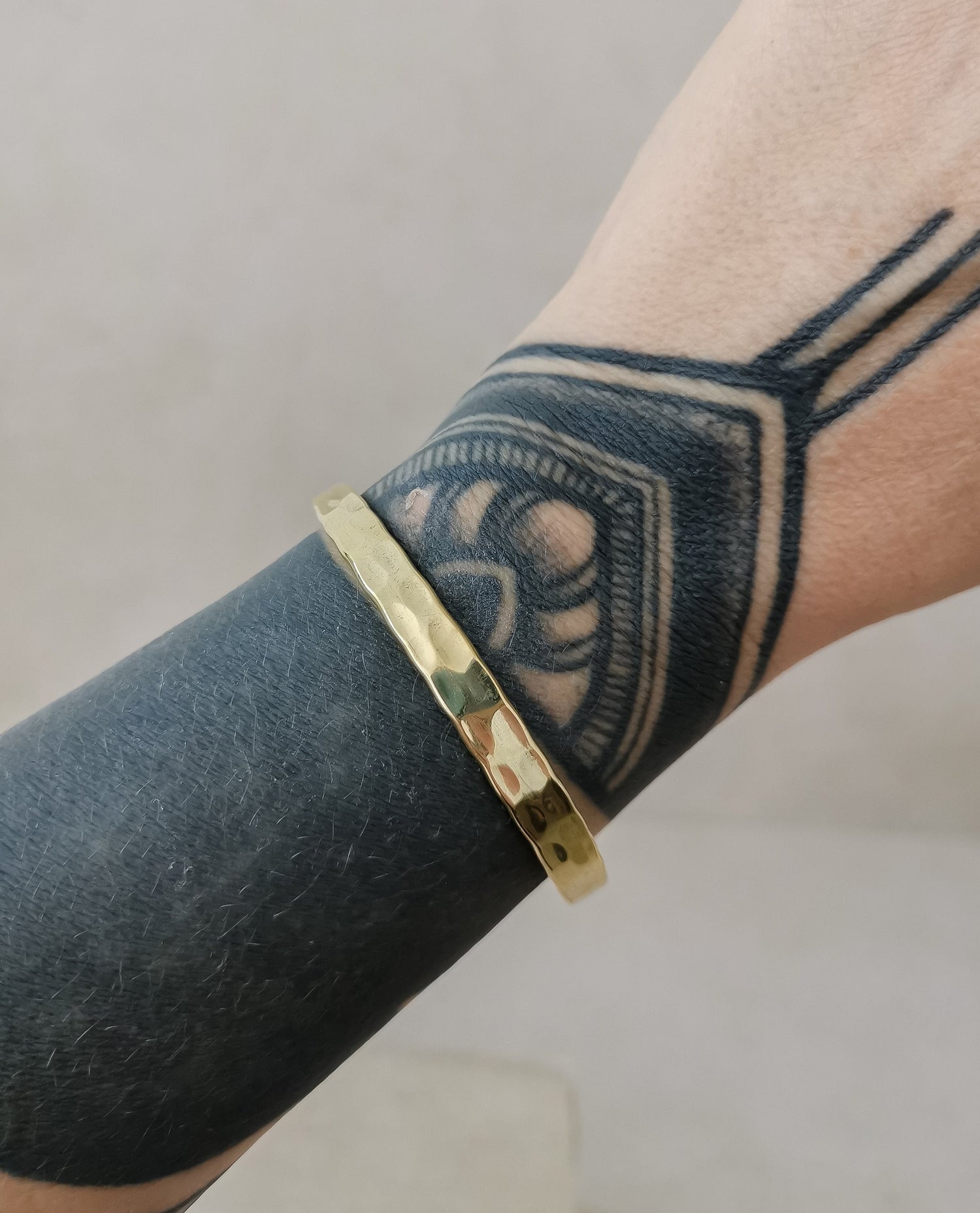 Breites Armband aus goldenem Messing verstellbar, Armreif aus massivem Messing gold gehämmert, Stapelarmreif