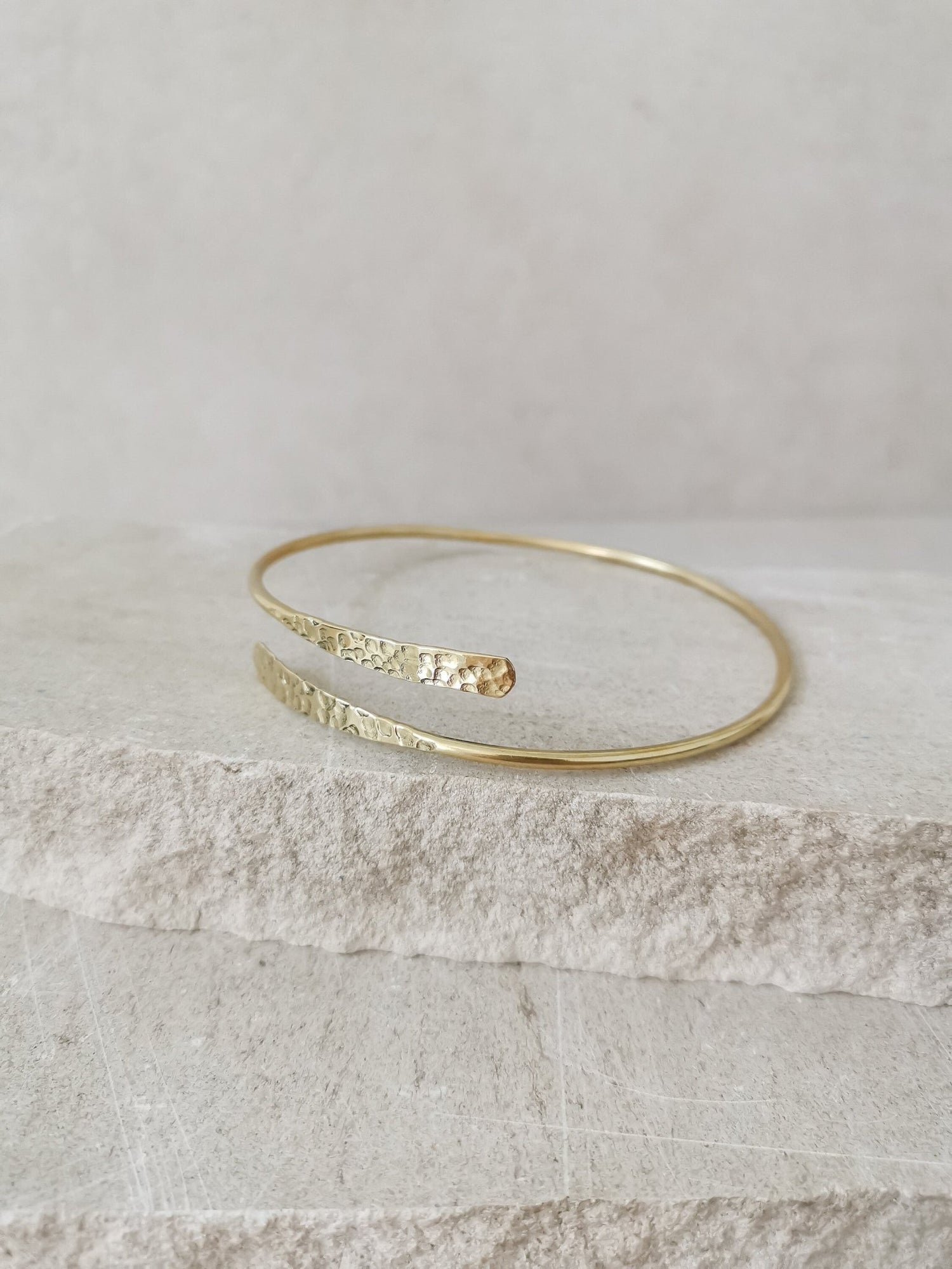 Goldener verstellbarer Oberarmreif, gehämmert strukturiert, Oberarm Armreif aus Messing, schlicht minimalistisch, Oberarm Armband - CocosyBerlin