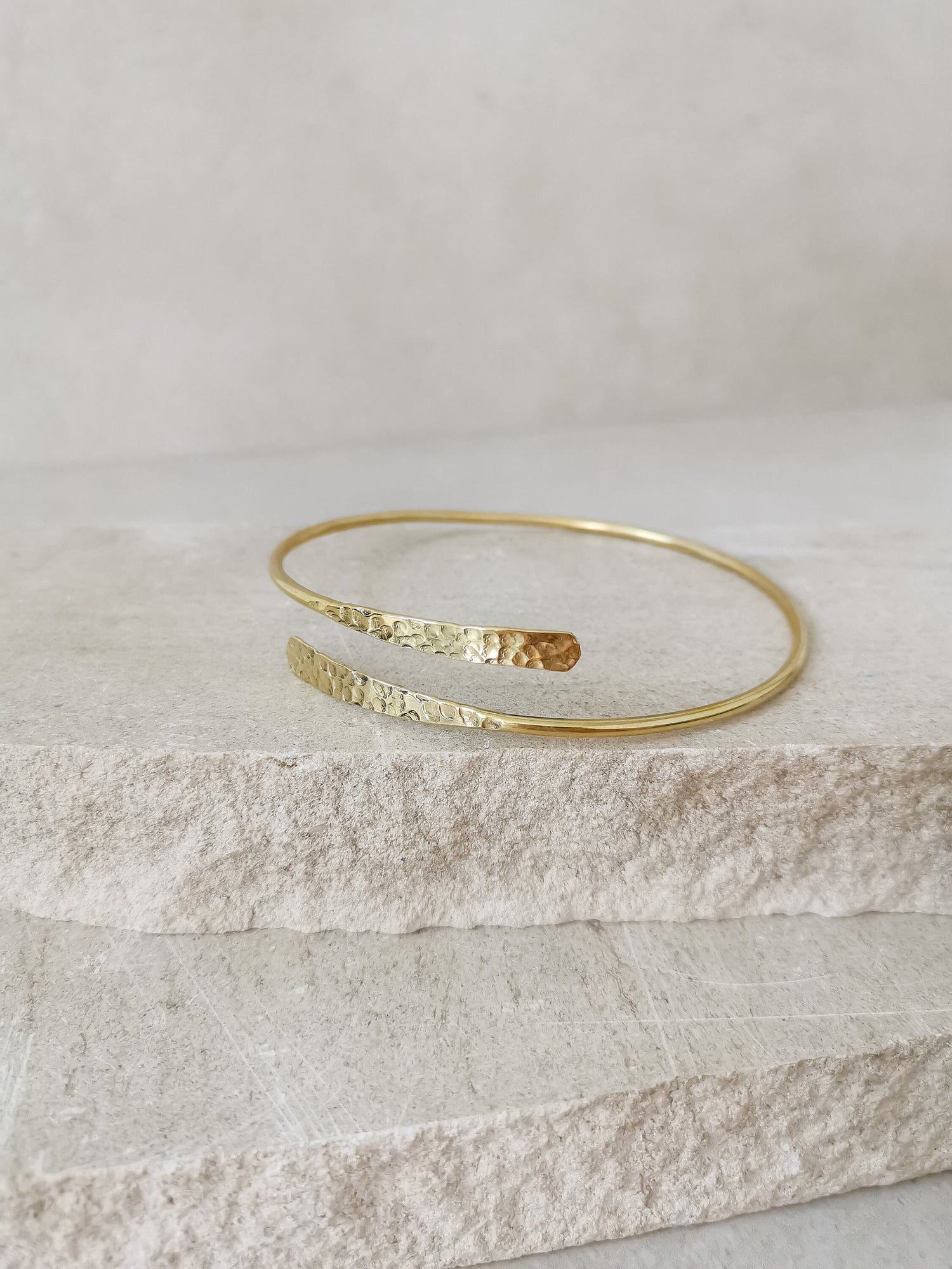 Goldener verstellbarer Oberarmreif, gehämmert strukturiert, Oberarm Armreif aus Messing, schlicht minimalistisch, Oberarm Armband