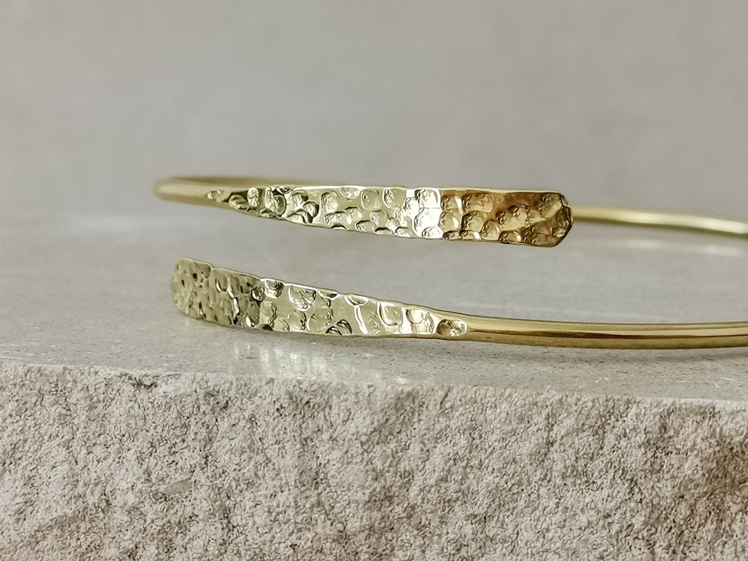 Goldener verstellbarer Oberarmreif, gehämmert strukturiert, Oberarm Armreif aus Messing, schlicht minimalistisch, Oberarm Armband - CocosyBerlin