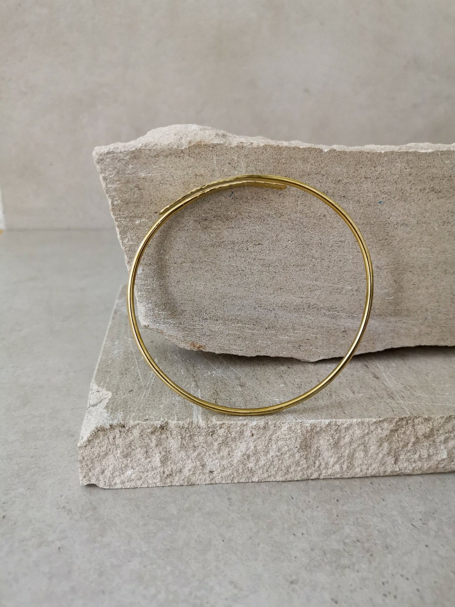 Goldener verstellbarer Oberarmreif, gehämmert strukturiert, Oberarm Armreif aus Messing, schlicht minimalistisch, Oberarm Armband - CocosyBerlin