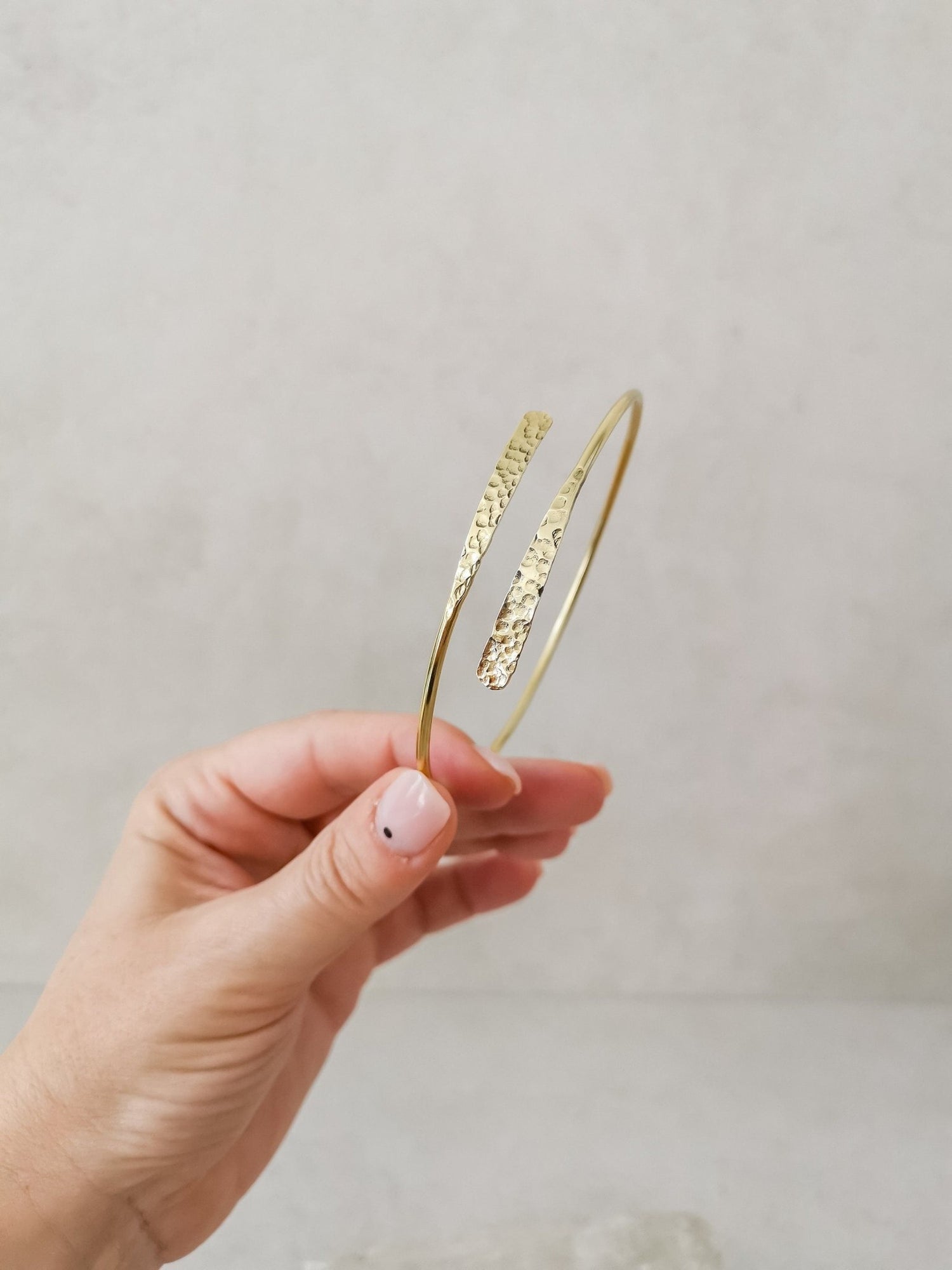 Goldener verstellbarer Oberarmreif, gehämmert strukturiert, Oberarm Armreif aus Messing, schlicht minimalistisch, Oberarm Armband - CocosyBerlin