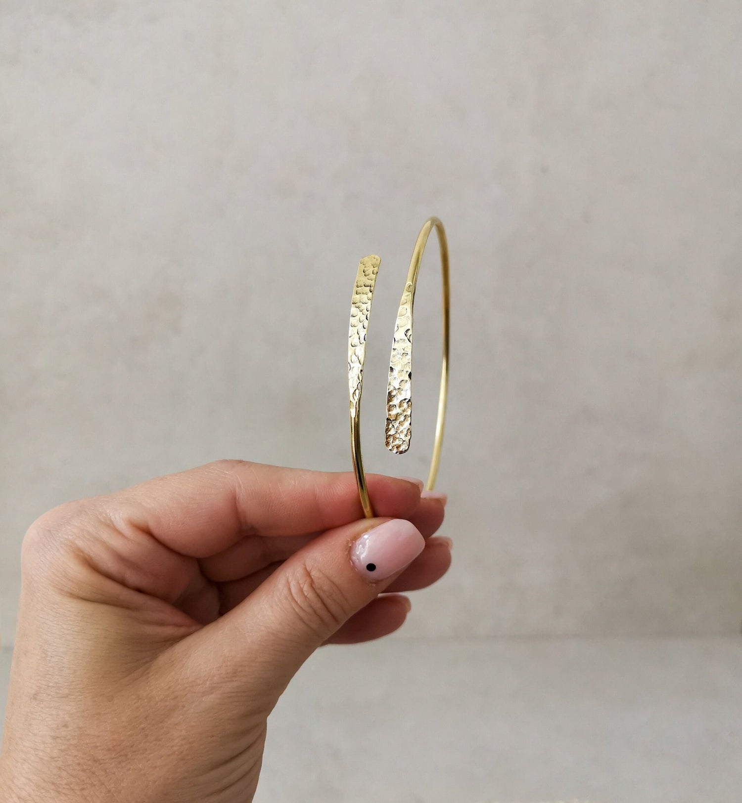 Goldener verstellbarer Oberarmreif, gehämmert strukturiert, Oberarm Armreif aus Messing, schlicht minimalistisch, Oberarm Armband