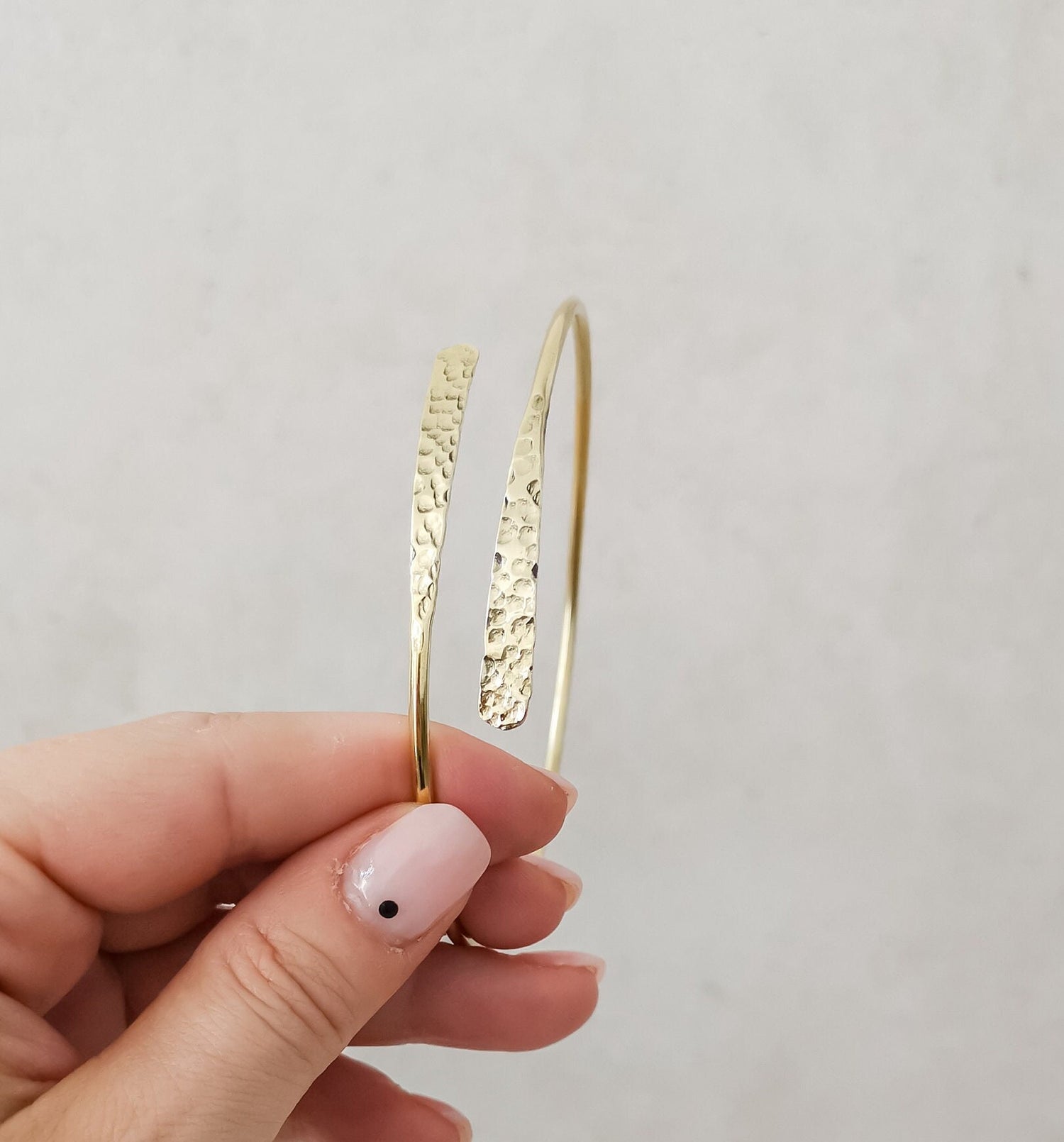 Goldener verstellbarer Oberarmreif, gehämmert strukturiert, Oberarm Armreif aus Messing, schlicht minimalistisch, Oberarm Armband