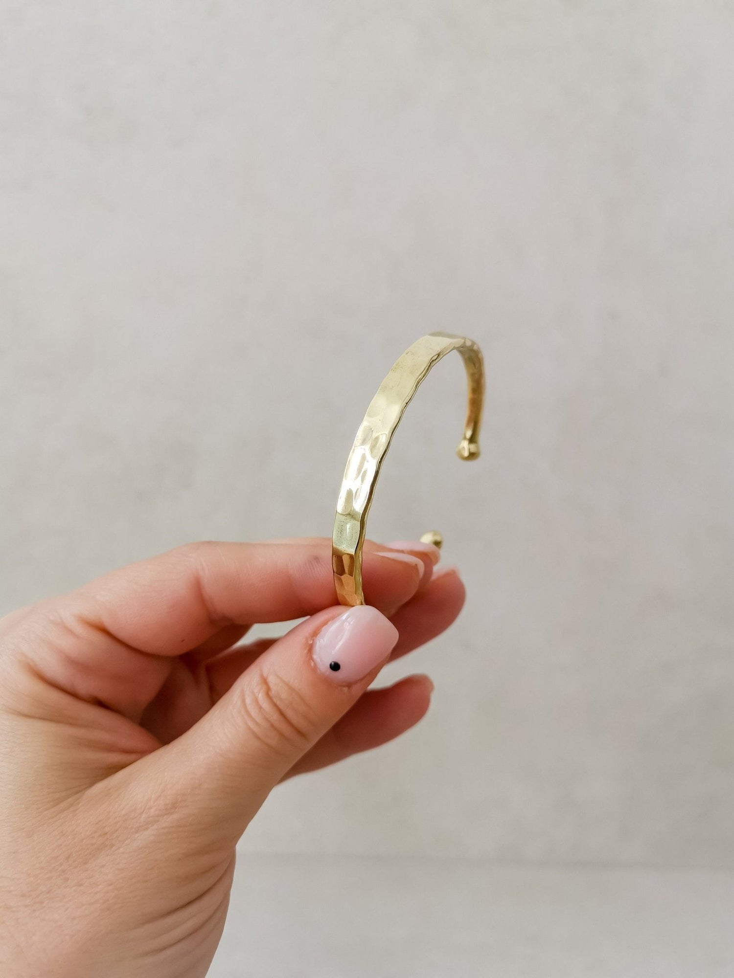 Breites Armband aus goldenem Messing verstellbar, Armreif aus massivem Messing gold gehämmert, Stapelarmreif - CocosyBerlin