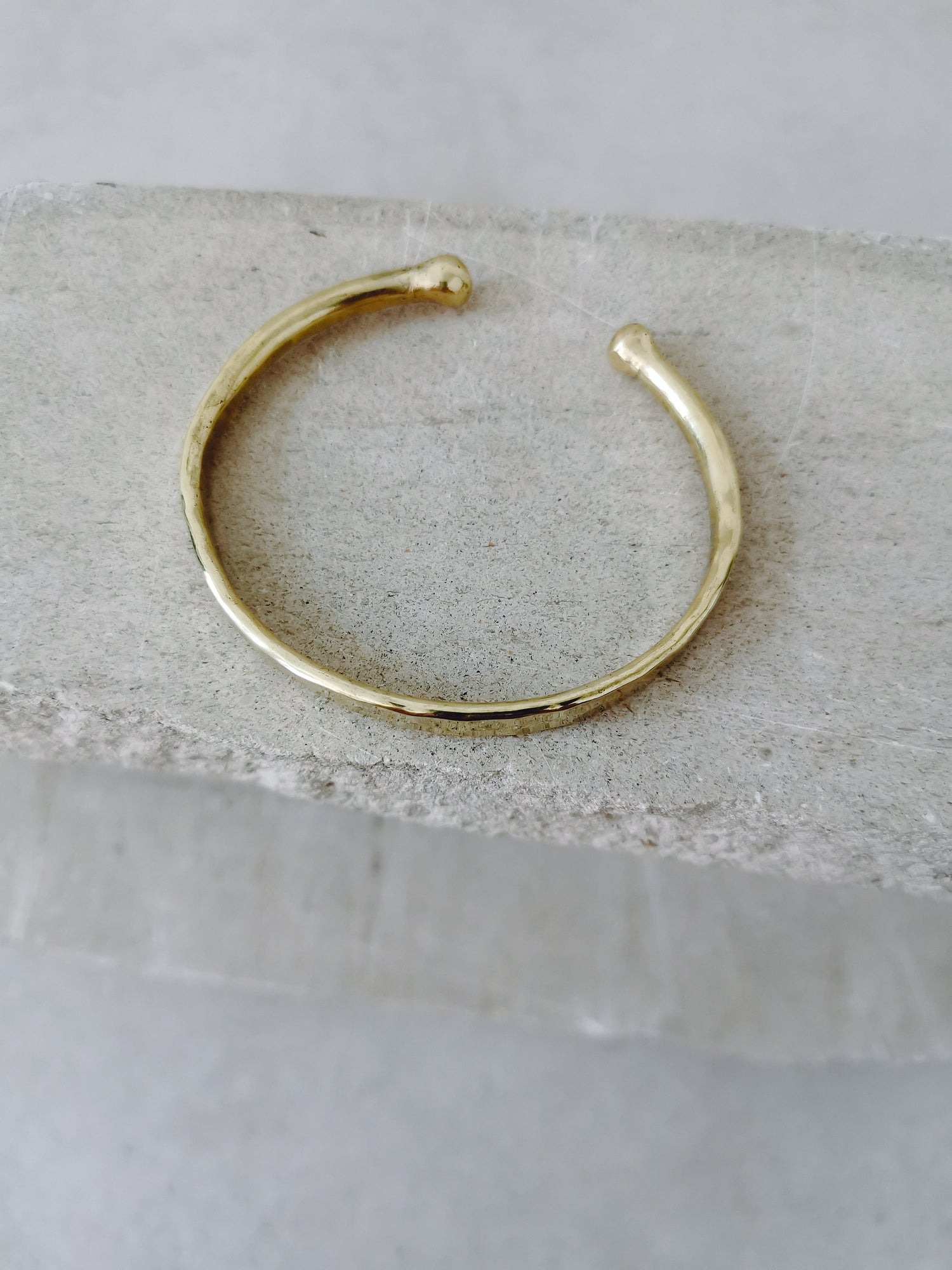 Breites Armband aus goldenem Messing verstellbar, Armreif aus massivem Messing gold gehämmert, Stapelarmreif