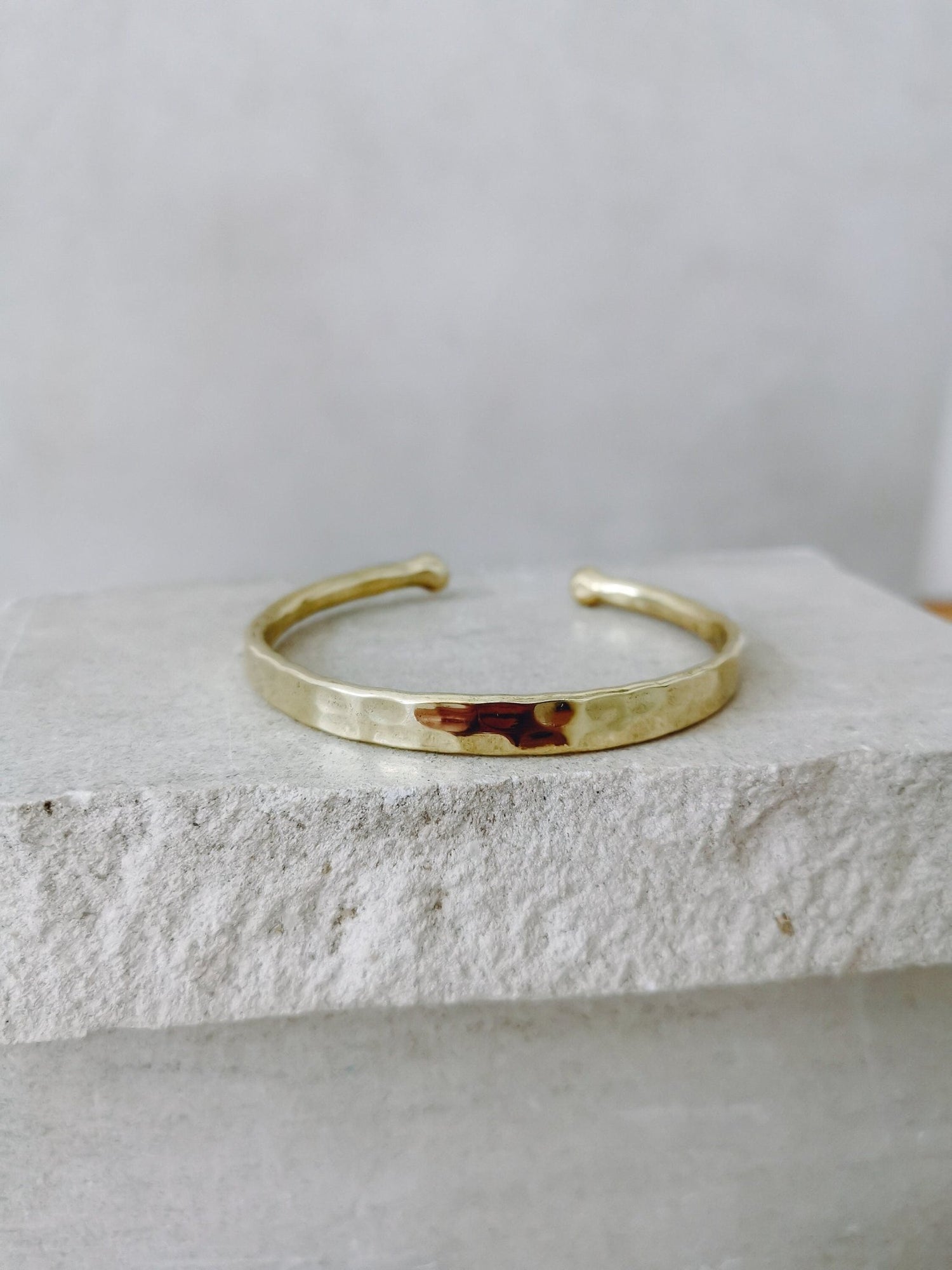 Breites Armband aus goldenem Messing verstellbar, Armreif aus massivem Messing gold gehämmert, Stapelarmreif - CocosyBerlin