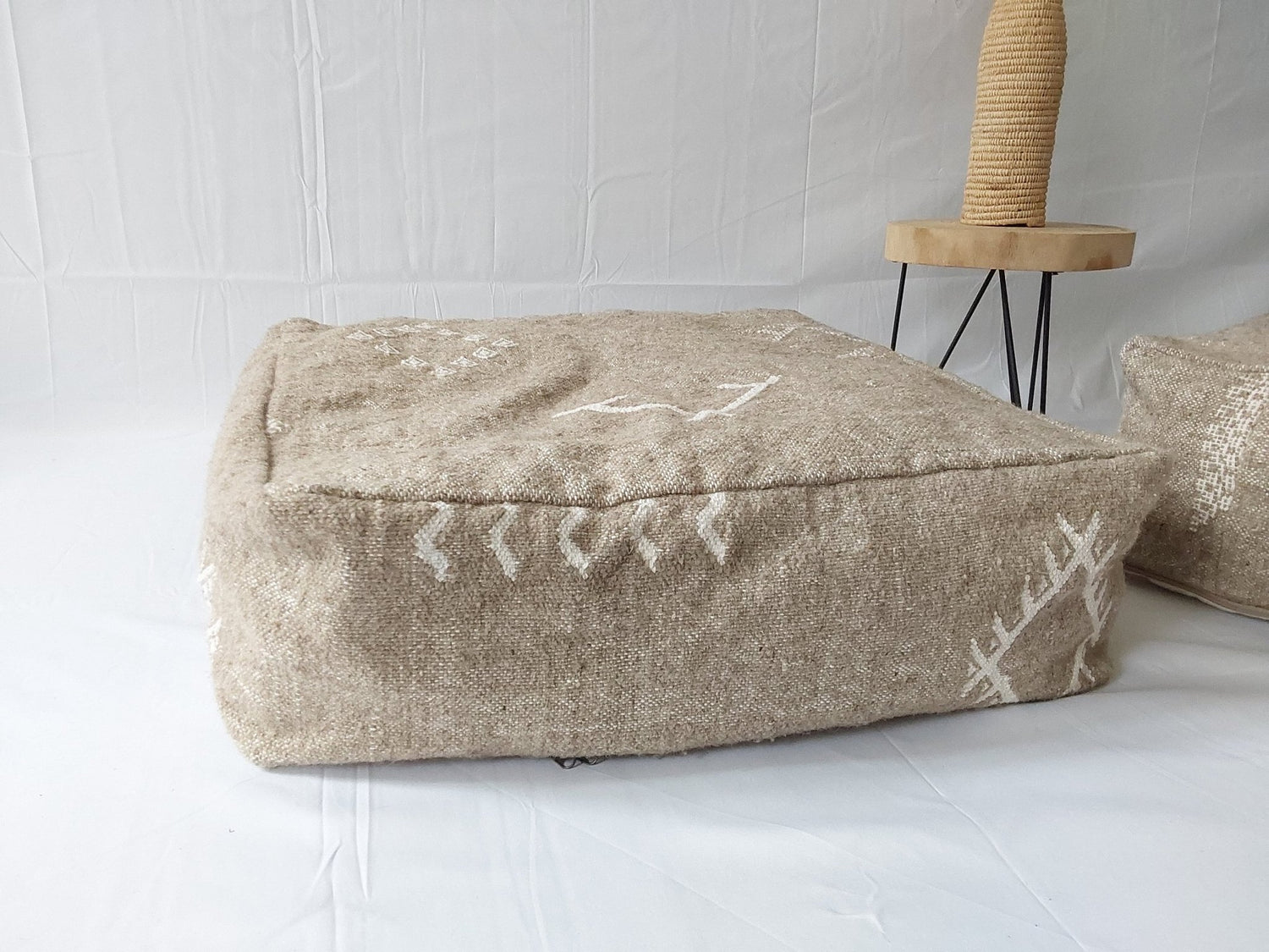 Marokkanischer Pouf, Beni Ourain Bodenkissen, geometrische Muster, Boho Sitzkissen Meditationskissen aus Wolle, Handarbeit - CocosyBerlin