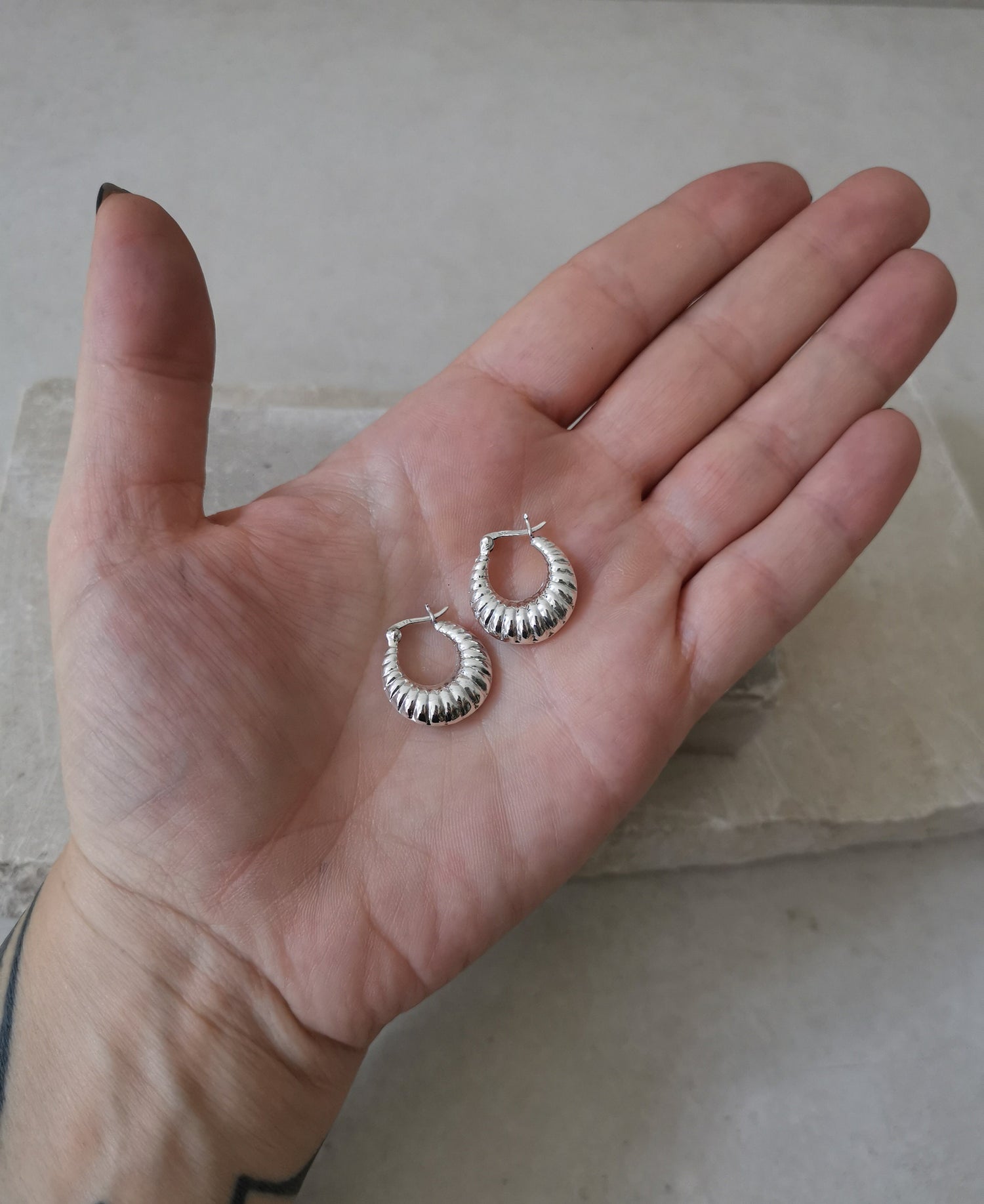 Croissant Creolen aus Sterling Silber, kleine minimalistische 925 Silber Kreolen, Silber Ohrringe twisted