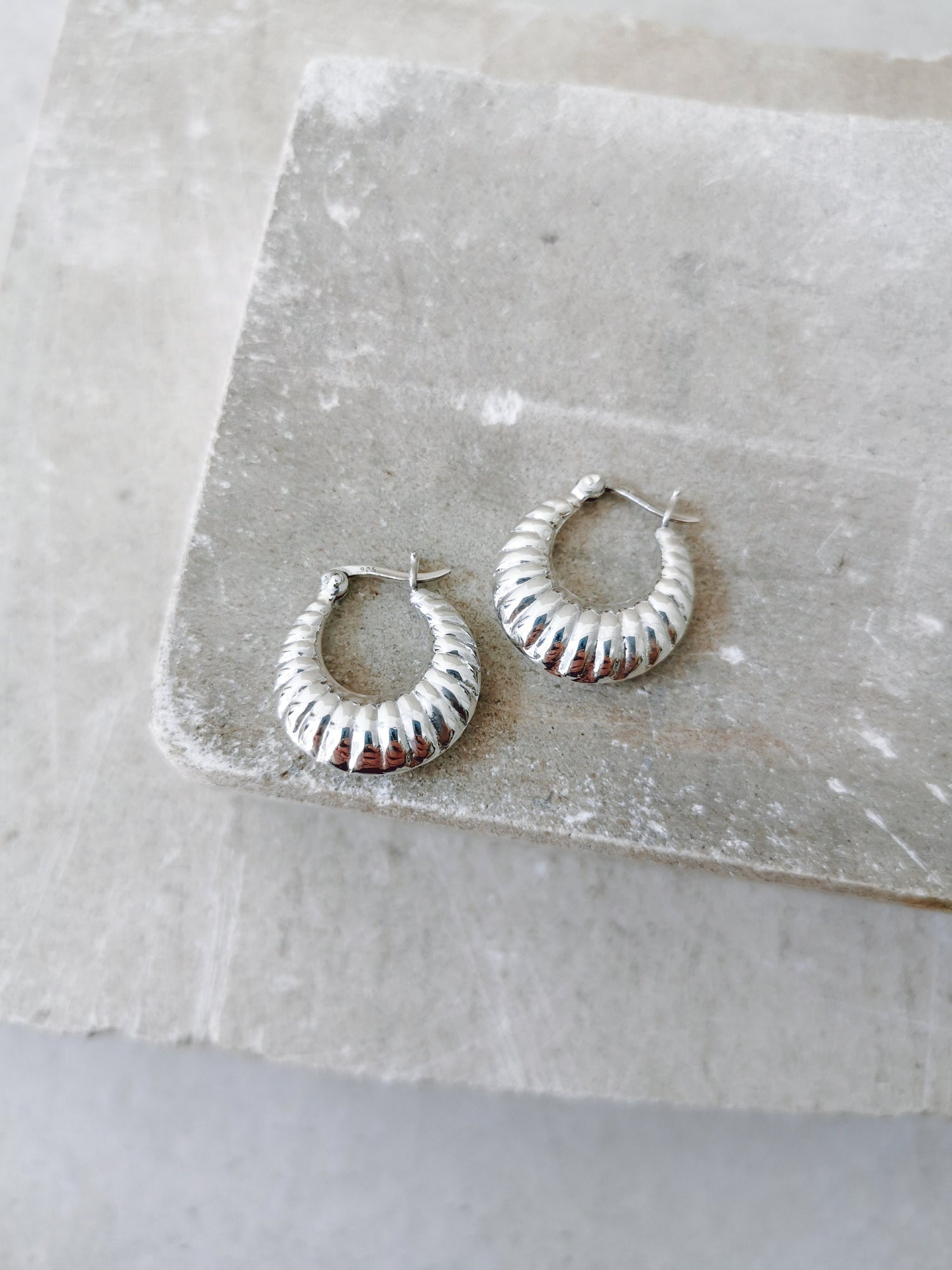 Croissant Creolen aus Sterling Silber, kleine minimalistische 925 Silber Kreolen, Silber Ohrringe twisted