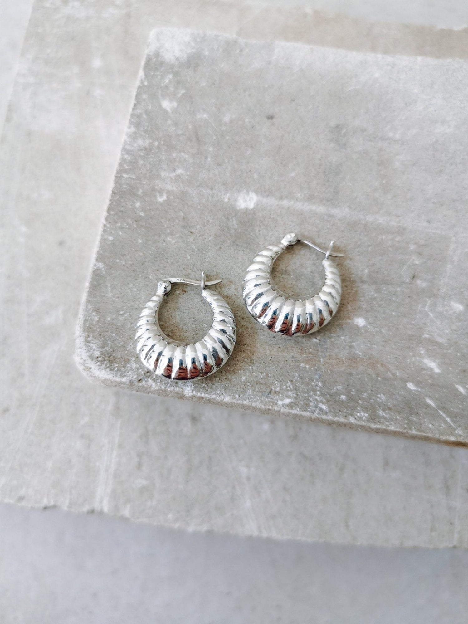 Croissant Creolen aus Sterling Silber, kleine minimalistische 925 Silber Kreolen, Silber Ohrringe twisted - CocosyBerlin