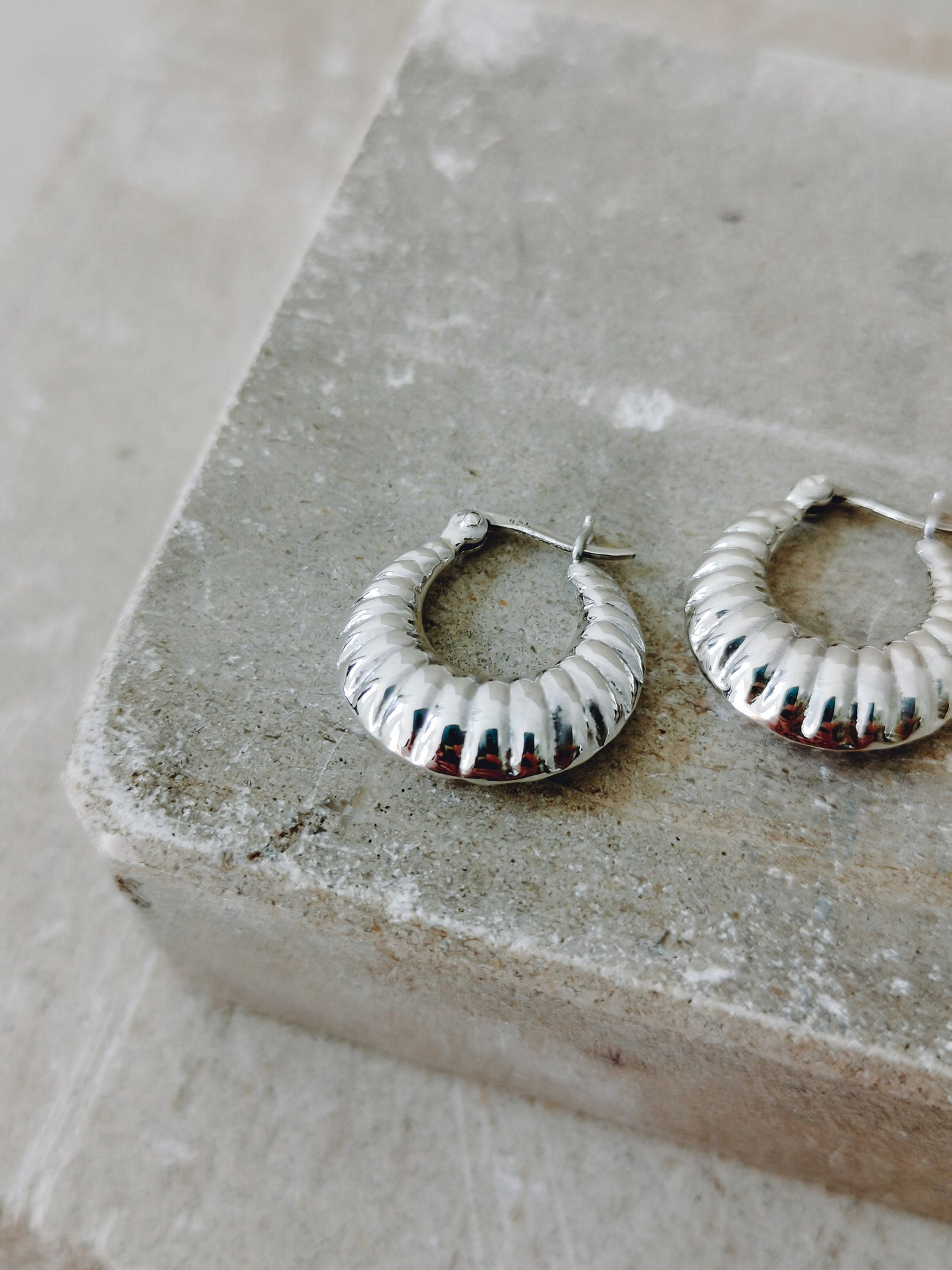 Croissant Creolen aus Sterling Silber, kleine minimalistische 925 Silber Kreolen, Silber Ohrringe twisted