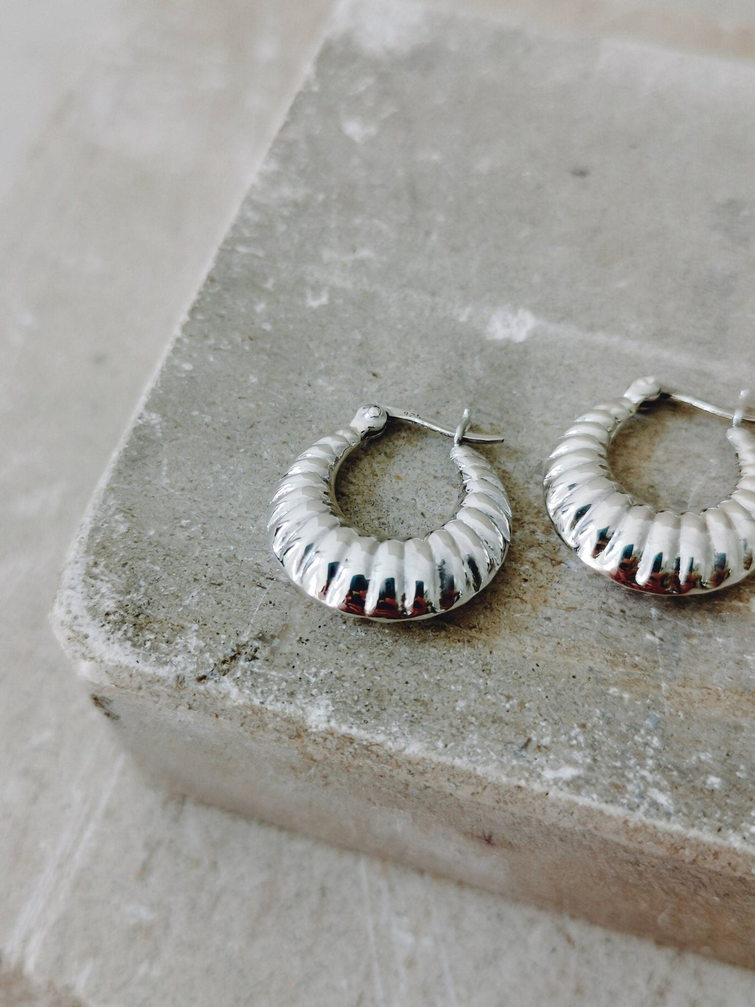 Croissant Creolen aus Sterling Silber, kleine minimalistische 925 Silber Kreolen, Silber Ohrringe twisted - CocosyBerlin