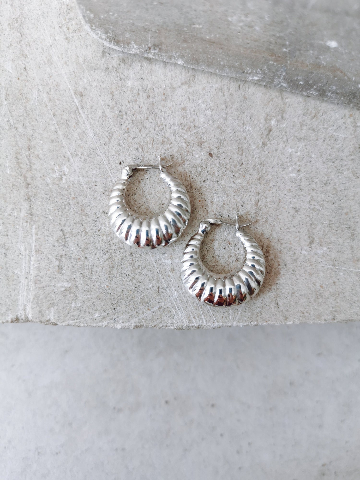 Croissant Creolen aus Sterling Silber, kleine minimalistische 925 Silber Kreolen, Silber Ohrringe twisted