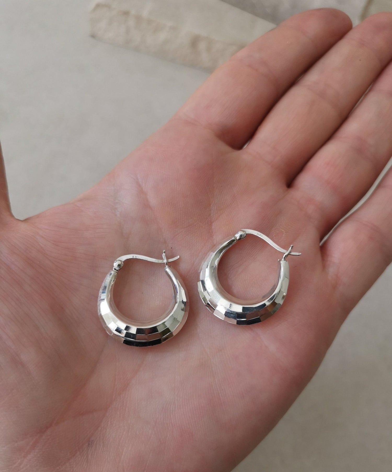 Discokugel Ohrringe aus Sterling Silber, 925 Silber Kreolen, Silber Ohrringe mit Facettenschliff (Discokugel - Design) - CocosyBerlin