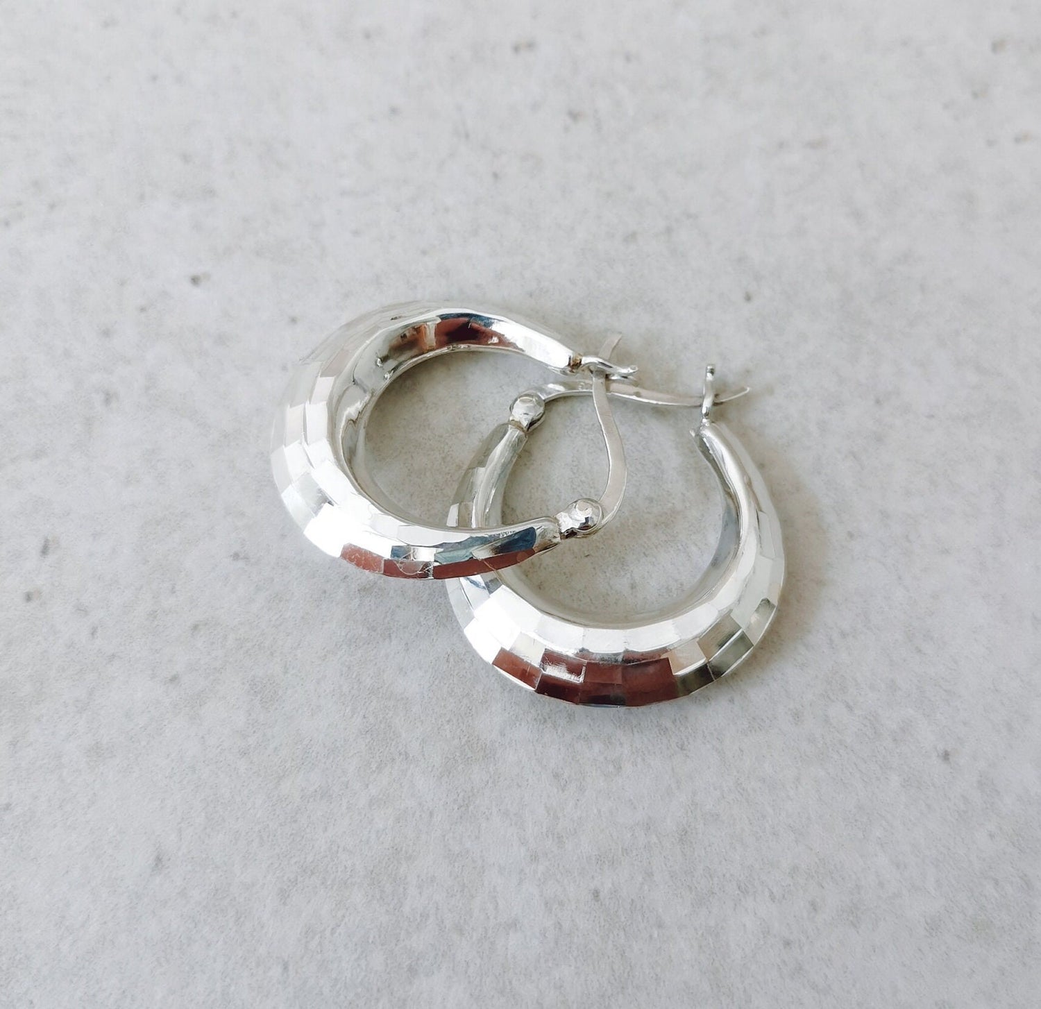 Discokugel Ohrringe aus Sterling Silber, 925 Silber Kreolen, Silber Ohrringe mit Facettenschliff (Discokugel-Design)