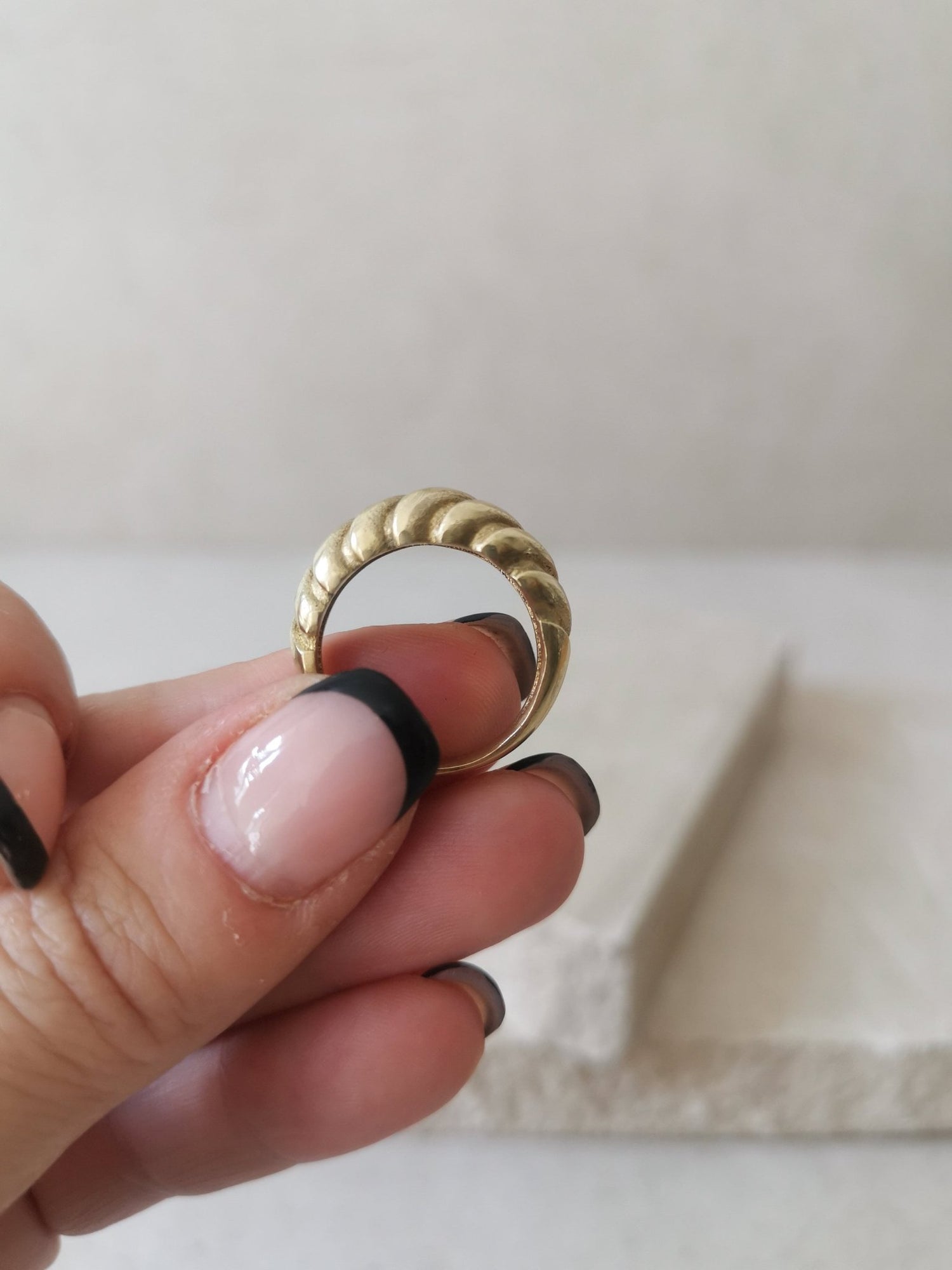 Croissant Ring aus goldenem Messing, Twisted Ring, Dome Ring Gold - CocosyBerlin