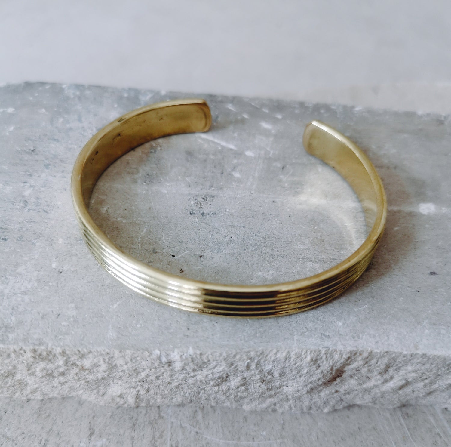 Breiter Armreif aus goldenem Messing verstellbar, Armreif aus massivem Messing gold, minimalistischer schlichter offener Armreif