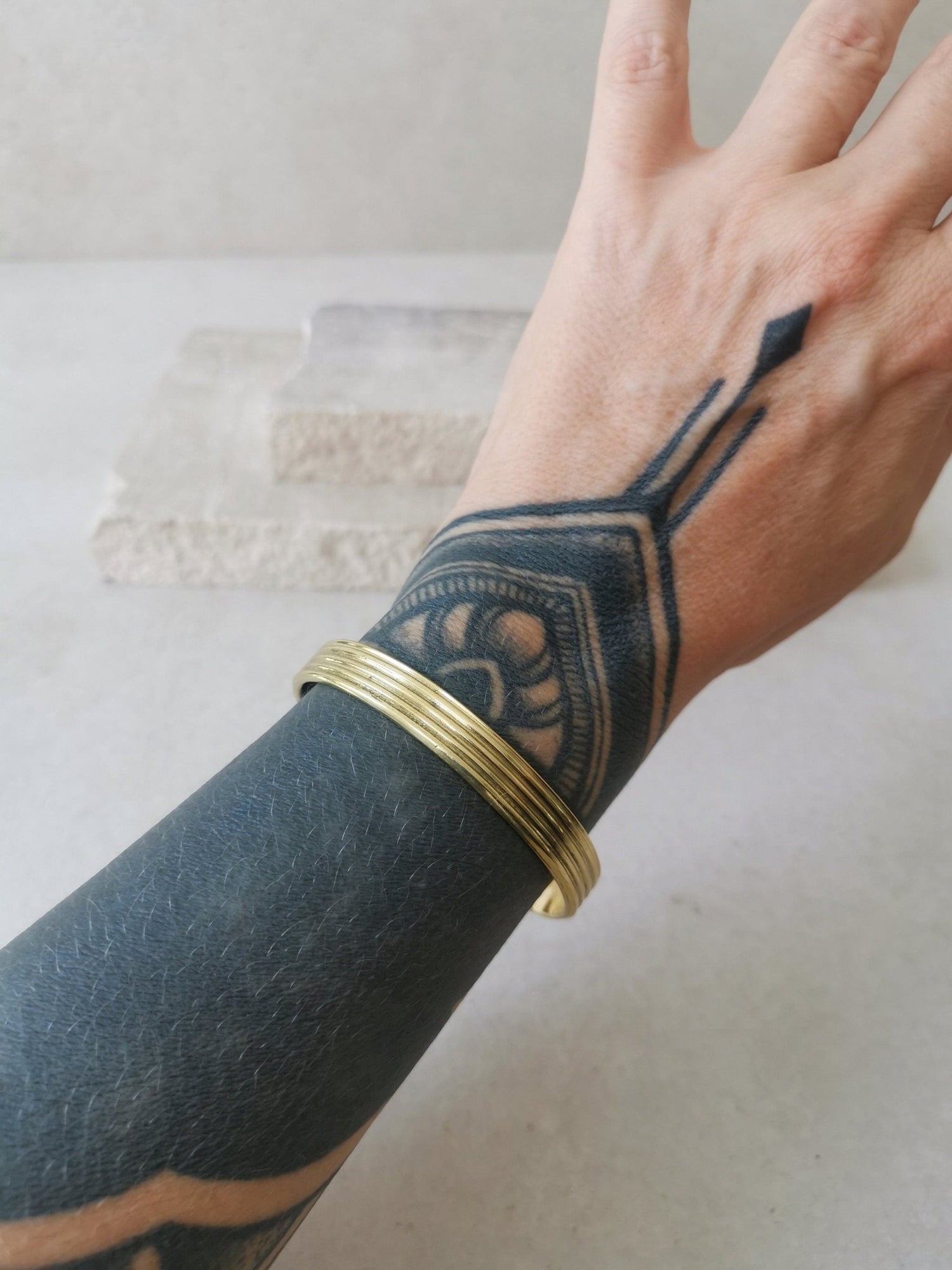 Breiter Armreif aus goldenem Messing verstellbar, Armreif aus massivem Messing gold, minimalistischer schlichter offener Armreif - CocosyBerlin