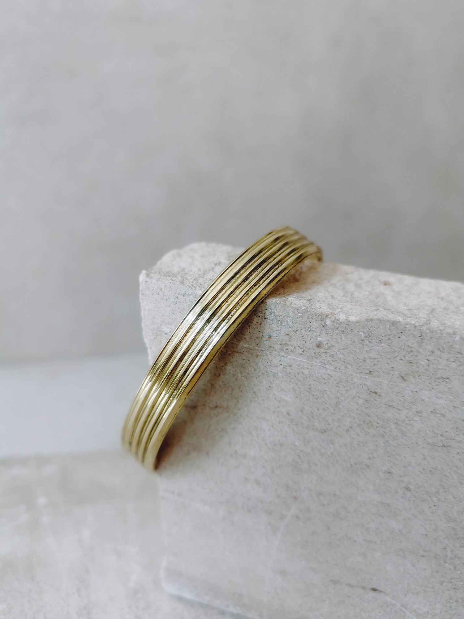 Breiter Armreif aus goldenem Messing verstellbar, Armreif aus massivem Messing gold, minimalistischer schlichter offener Armreif