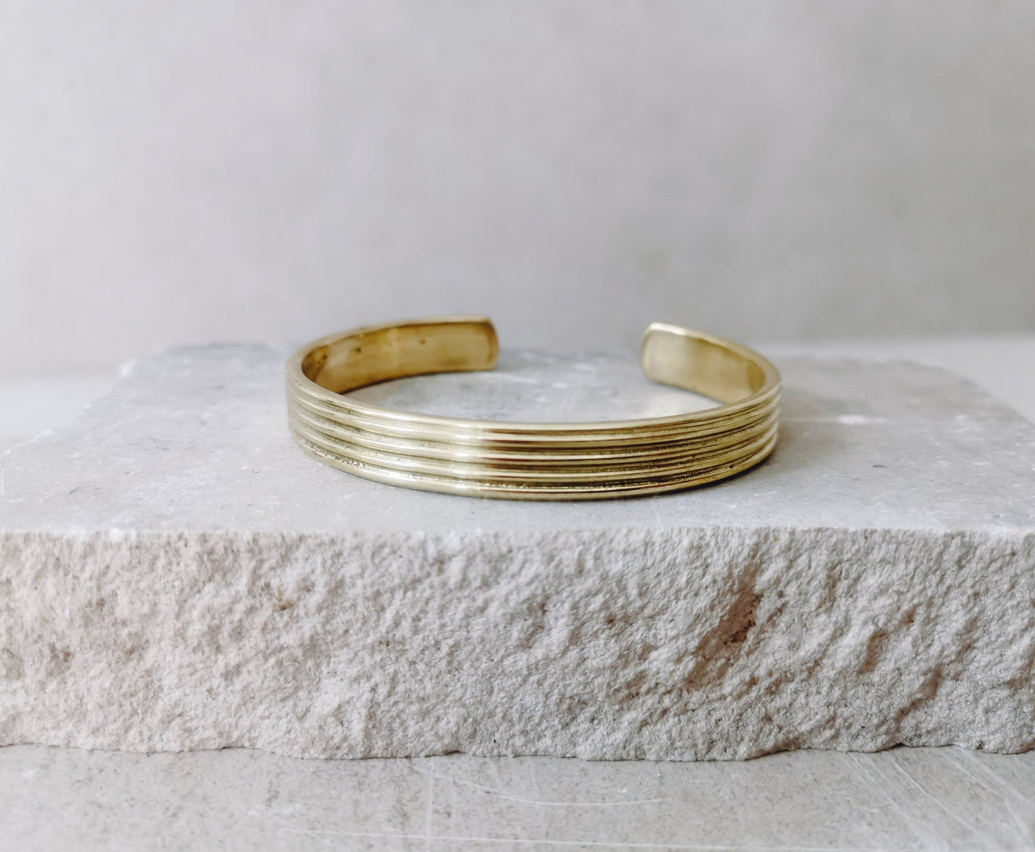 Breiter Armreif aus goldenem Messing verstellbar, Armreif aus massivem Messing gold, minimalistischer schlichter offener Armreif - CocosyBerlin