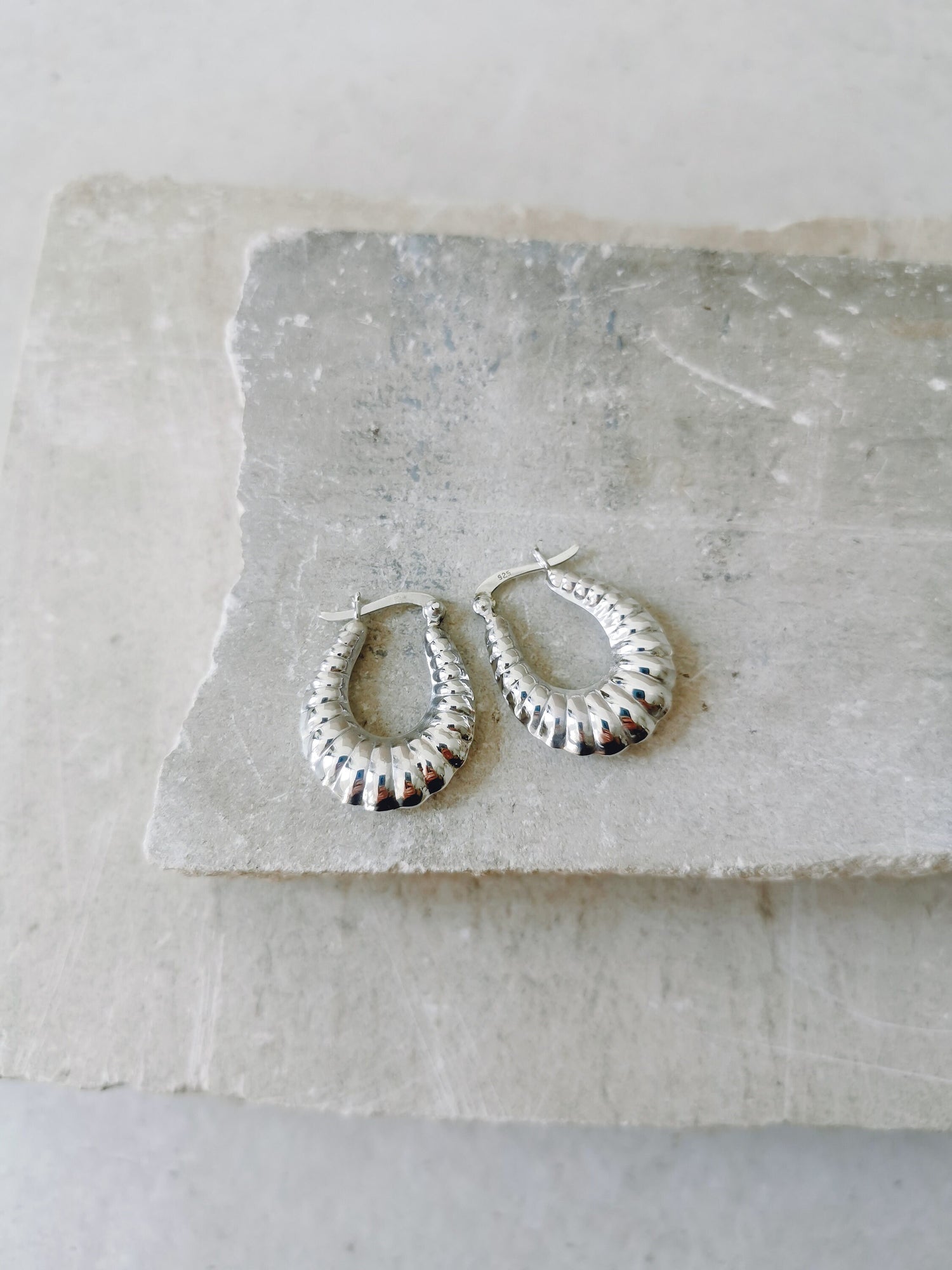 Croissant oval hoop earrings made of sterling silver, small minimalist 925 silver hoop earrings, silver earrings