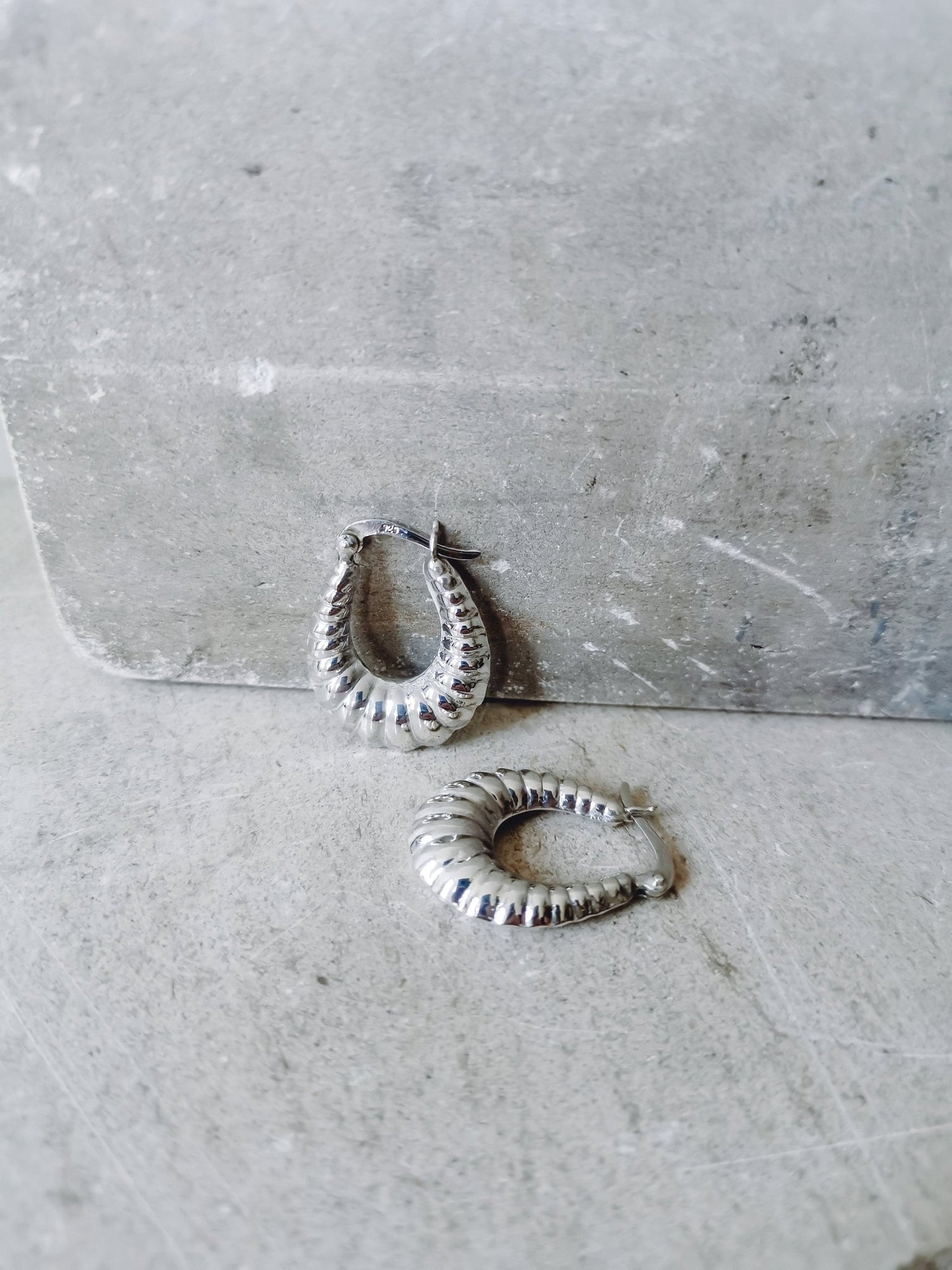 Croissant Ovale Creolen aus Sterling Silber, kleine minimalistische 925 Silber Kreolen, silber Ohrringe - CocosyBerlin