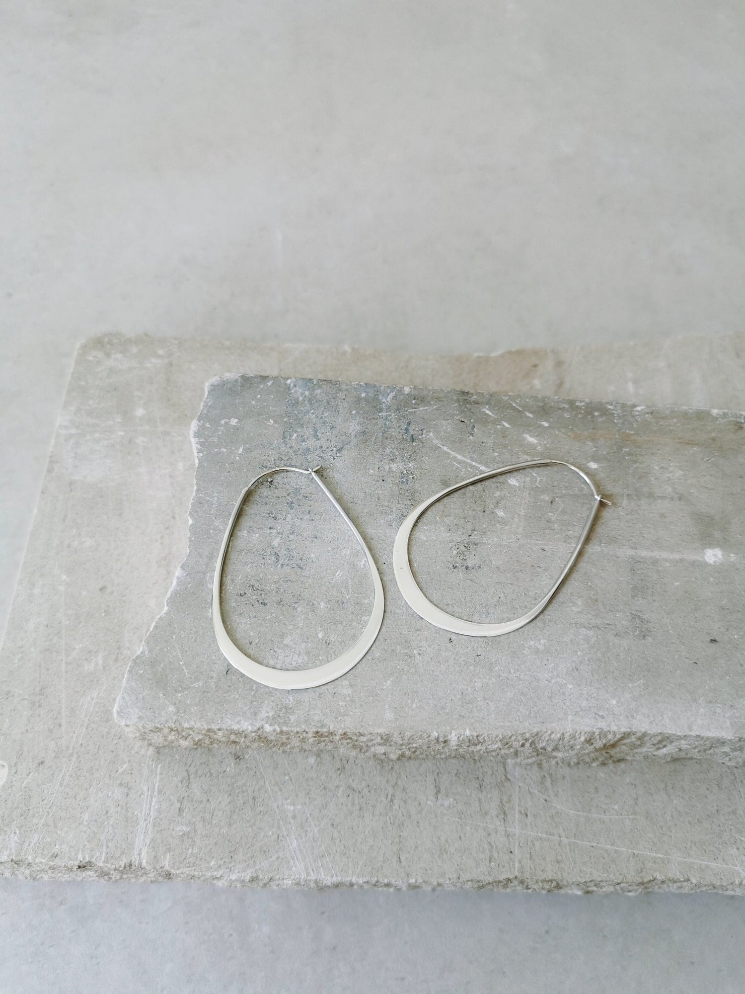 Flache Ovale 925 Silber Creolen, Dünne Minimalistische Ohrringe, Sterlingsilber Creolen - CocosyBerlin