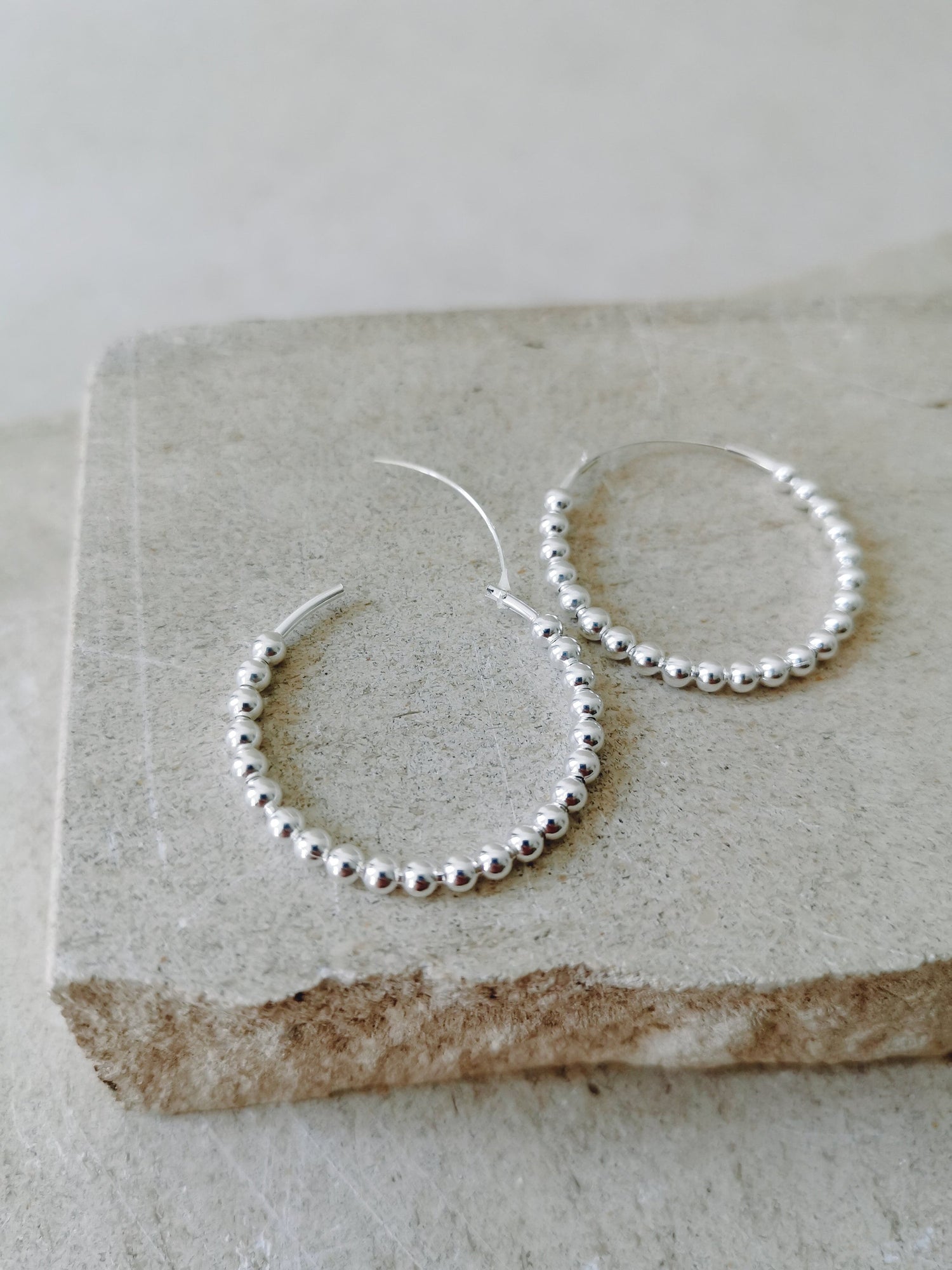 Perlen Creolen aus 925 Silber, dünne Sterlingsilber Ohrringe, feiner Kugel Creolen aus 925 Silber