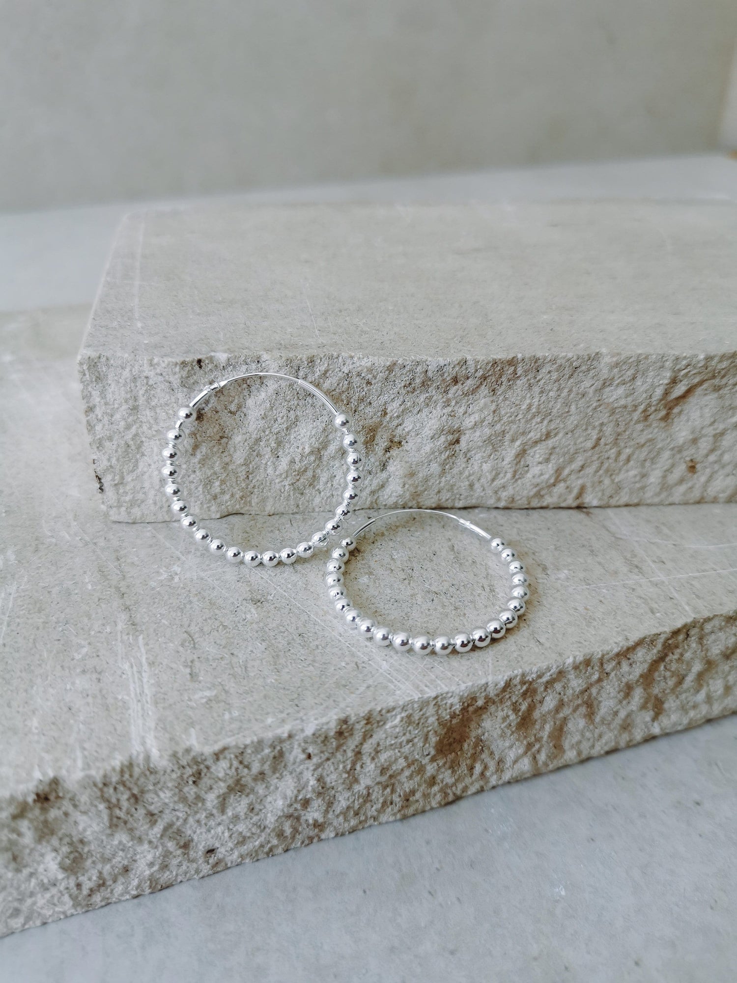 Perlen Creolen aus 925 Silber, dünne Sterlingsilber Ohrringe, feiner Kugel Creolen aus 925 Silber