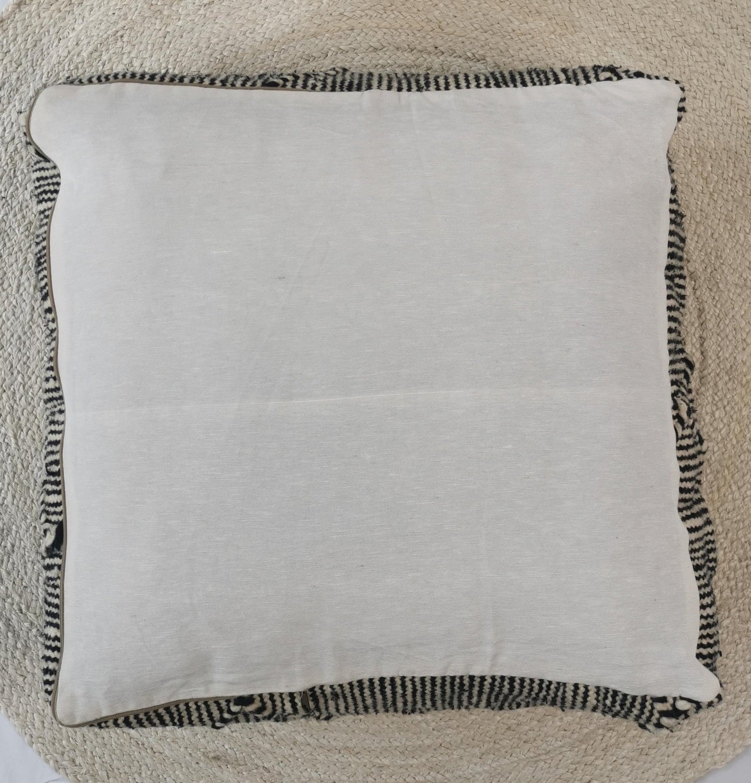 Marokkanischer Vintage Pouf, Berber Bodenkissen, Sitzkissen aus 100% Wolle, Vintage Bodenkissen mit Streifen, Boho Sitzkissen - CocosyBerlin