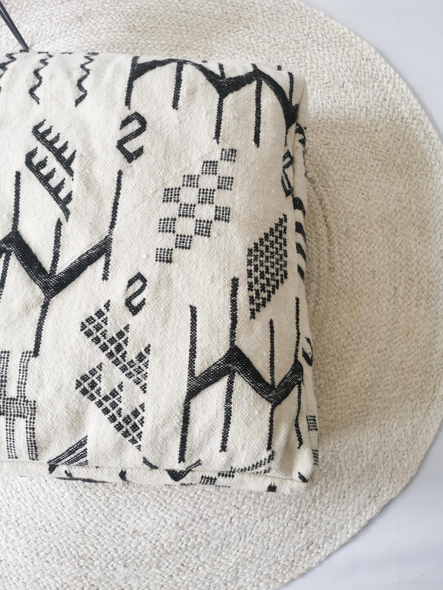 Pouf marocain, coussin de sol Beni Ourain, motif géométrique noir, coussin d'assise bohème, coussin de méditation en laine, fait main