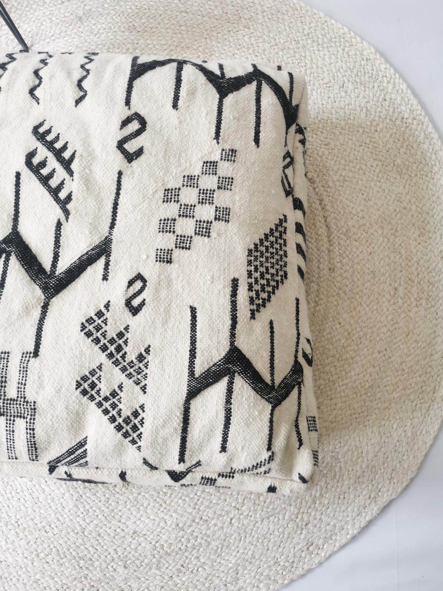 Marokkanischer Pouf, Beni Ourain Bodenkissen, geometrische Muster schwarz, Boho Sitzkissen, Meditationskissen aus Wolle, Handarbeit - CocosyBerlin